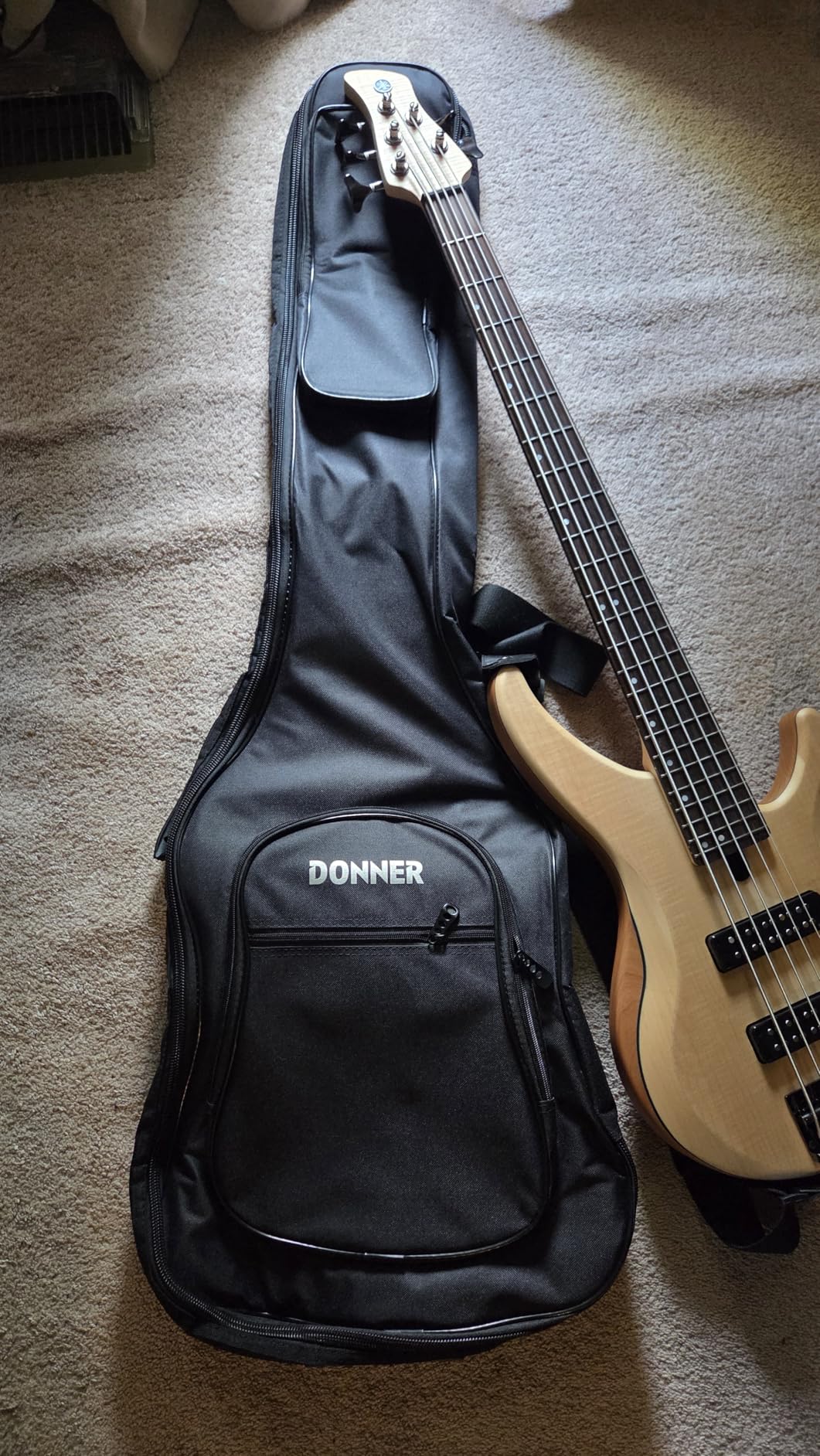 Donner 47 Inch Electric Bass Guitar Case, 0.4 Inch Thick Padding Sponge 600D Ripstop Waterproof Nylon Soft Electric Bass Guitar Gig Bag with 3 Pockets and Back Hanger Loop, Black customer photo 1