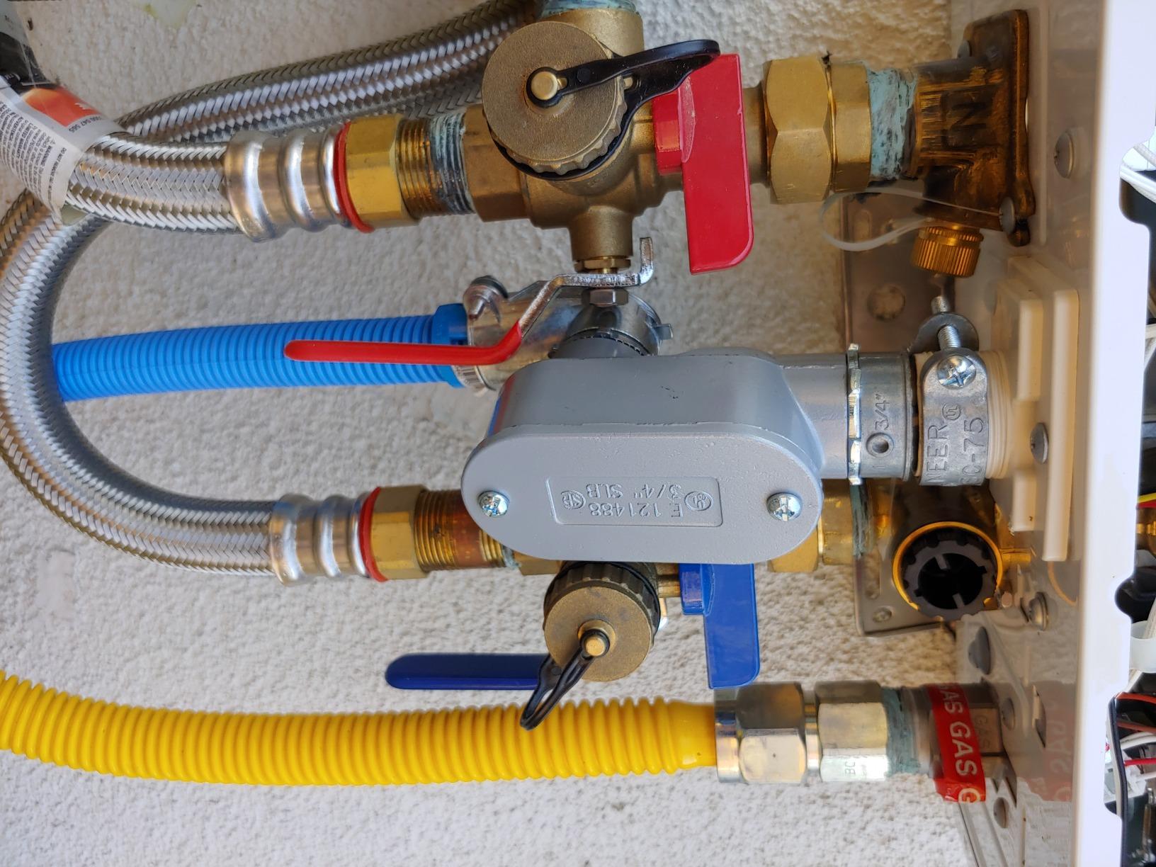 Rinnai V53DeN Natural Gas Tankless Water Heater - 5.3 GPM Outdoor customer photo 1