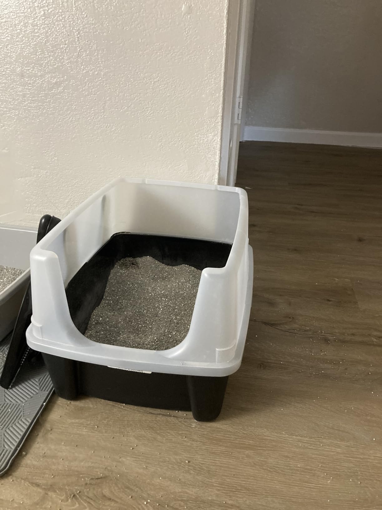 IRIS USA Cat Litter Box Large Open Top with High Sided Walls Tall Scatter Shield Scoop Included Easy Clean Plastic Pan Stain Resistant for Big Cats Kittens Indoor Multi-Cat Households customer photo 1