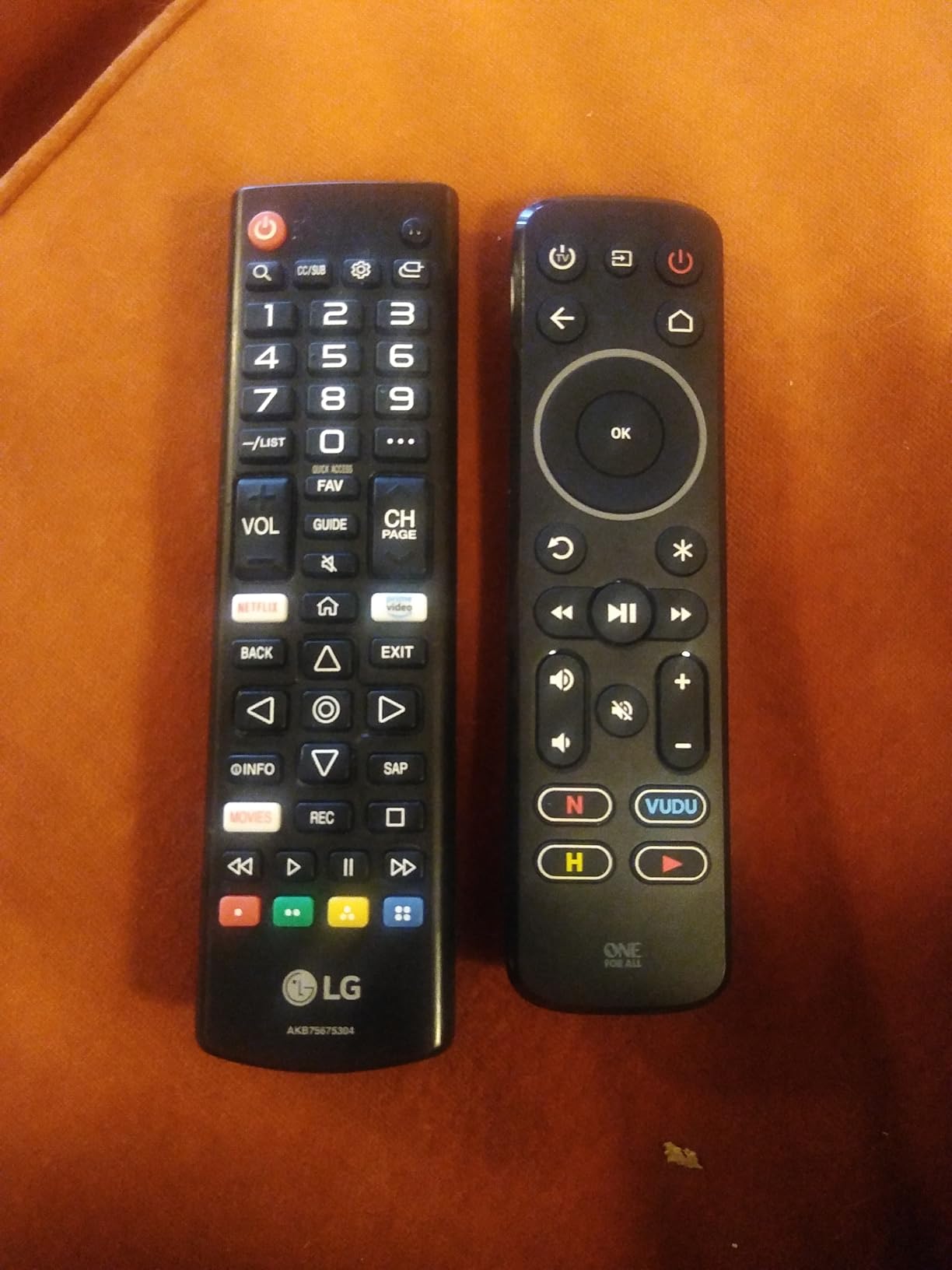 One For All Streamer Remote URC7935 - Controls up to 3 Devices - IR - Control Your Streamer Box, TV and Sound bar - Learning Feature - Backlit Keys customer photo 2
