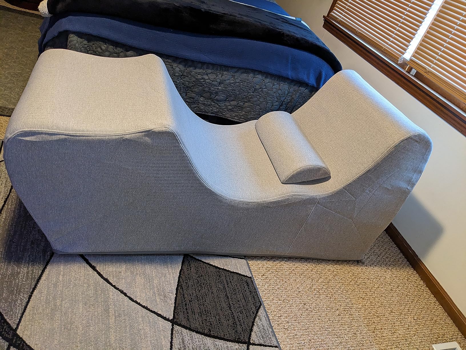 Zinus Lotus Zero Gravity Chaise Lounger, Foam Recliner for Living Room, Ergonomic Positioning for Better Relaxation, Pillow Included, No Assembly, Oatmeal customer photo 1
