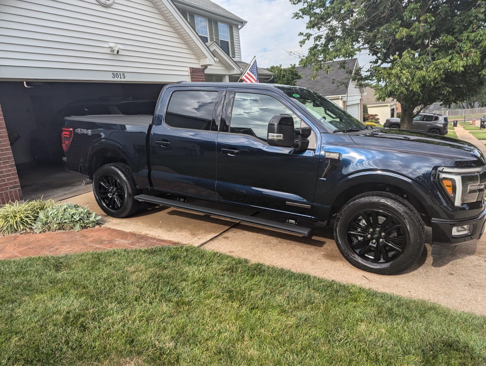 Retrax RetraxONE MX Retractable Truck Bed Tonneau Cover for Ford F-150 (incl. Raptor/Lightning) | 5'7