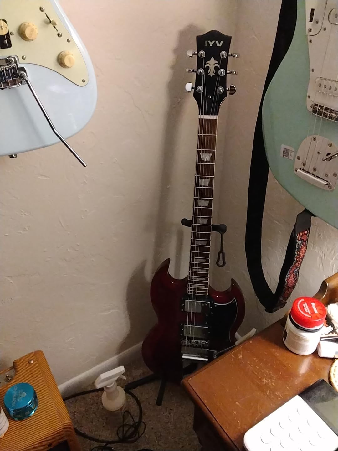 IYV IVSV-300 CHERRY RED Solid-Body Electric Guitar customer photo 2