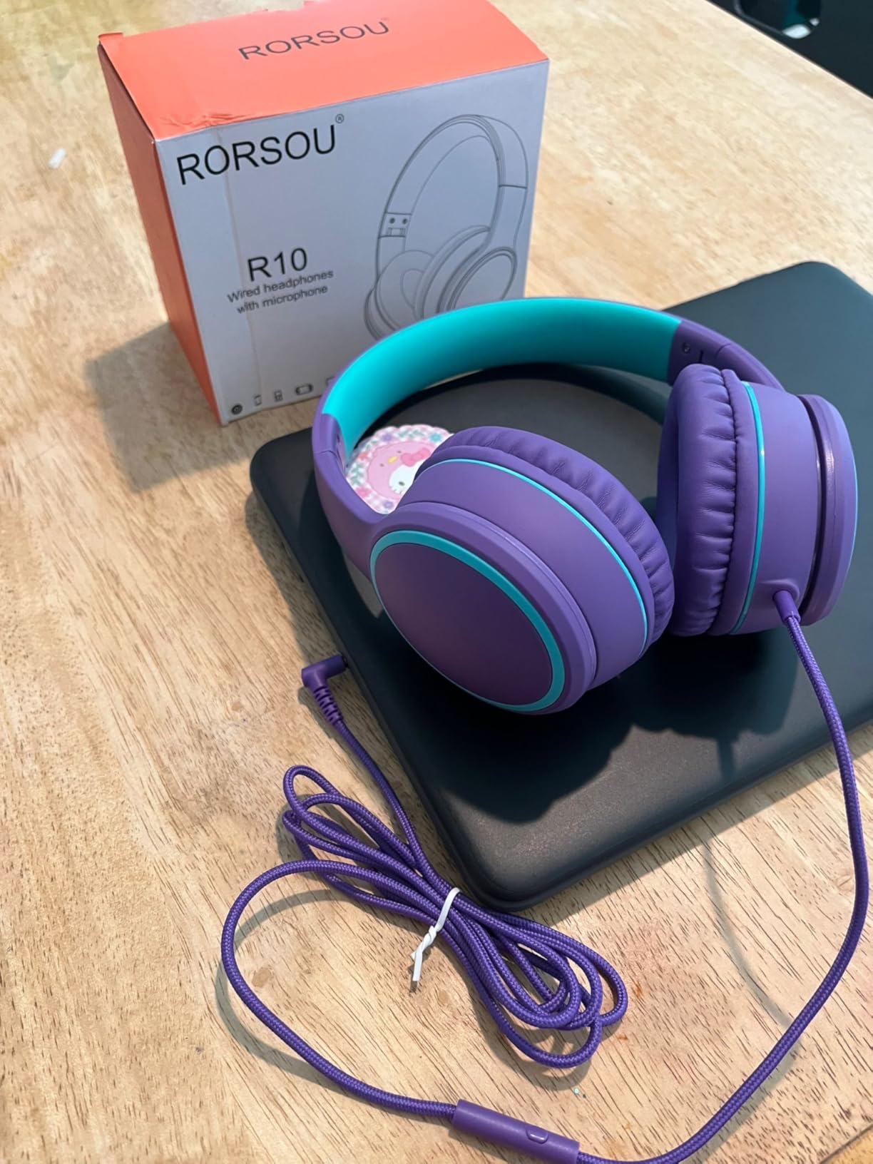 R10 Over-Ear Headphones with Microphone, Lightweight Folding Stereo Bass Headset with 1.5M No-Tangle Cord, Portable Wired Headphones for Smartphone Tablet Computer MP3 customer photo 1