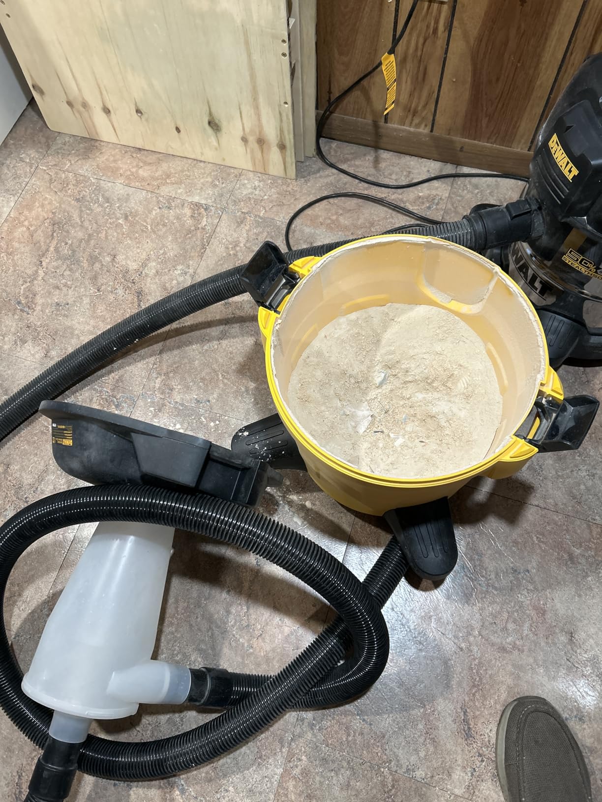 DEWALT Dust Separator with 6 Gallon Poly Tank, 99.5% Efficiency Cyclone Dust Collector, High-Performance Cycle Powder Collector Filter, DXVCS002, Yellow customer photo 1