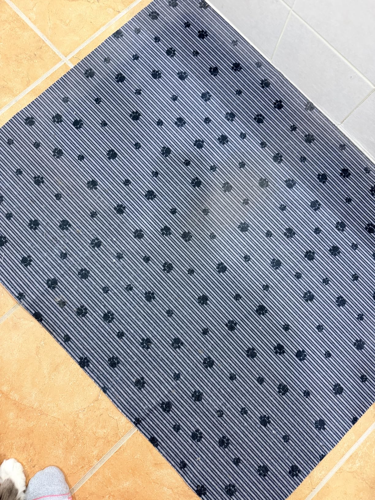 Drymate Cat Litter Box Mat, Litter Trapping Mat, Waterproof, Urine-Proof, Absorbent, Machine Washable, Soft on Paws, Contains Mess, Dark Grey, 28x36 XL customer photo 1