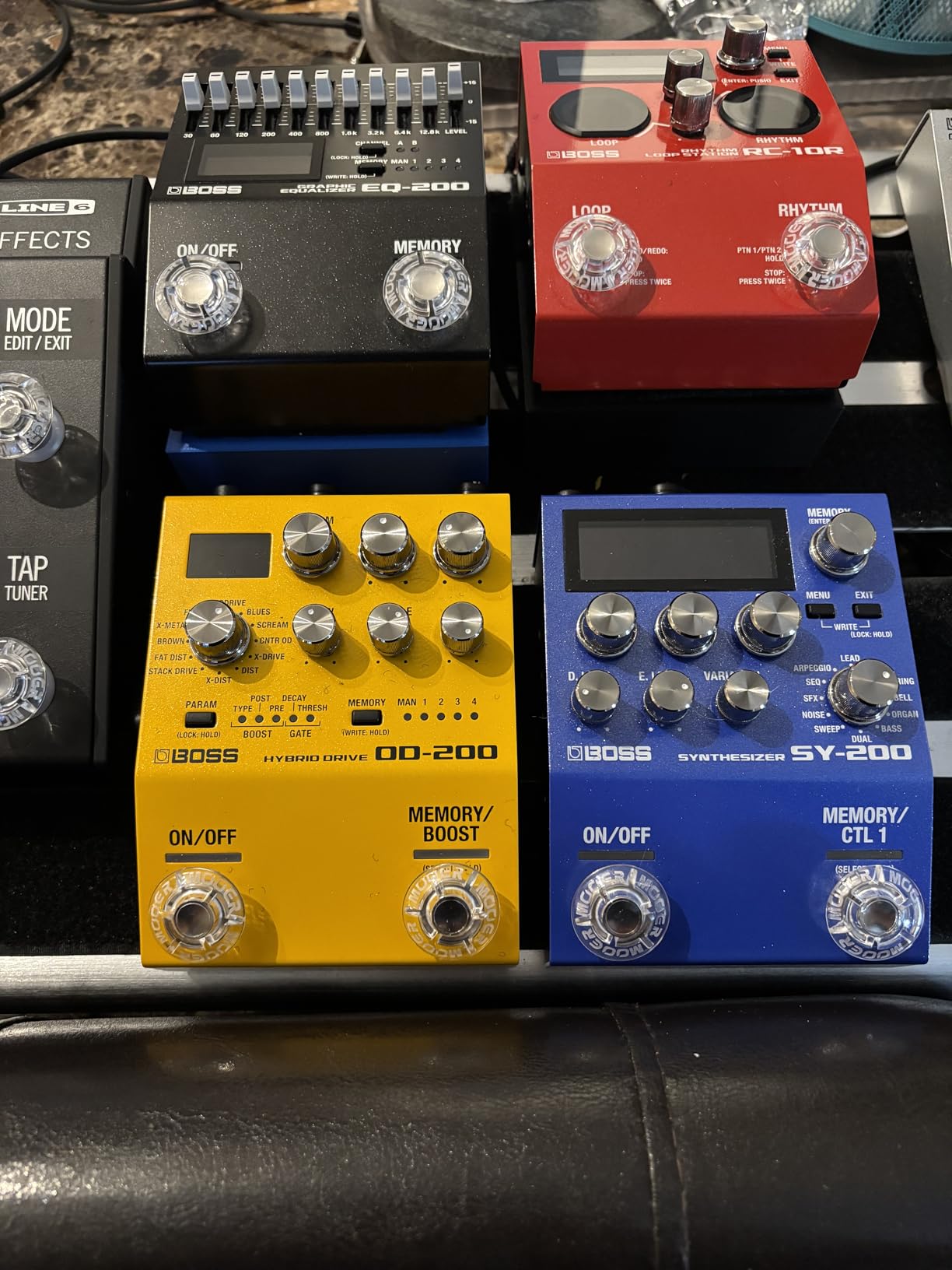 BOSS SY-200 Synthesizer Effects Pedal - Advanced Polyphonic Guitar Synth, 171 Synth Sounds, Full MIDI I/O customer photo 2