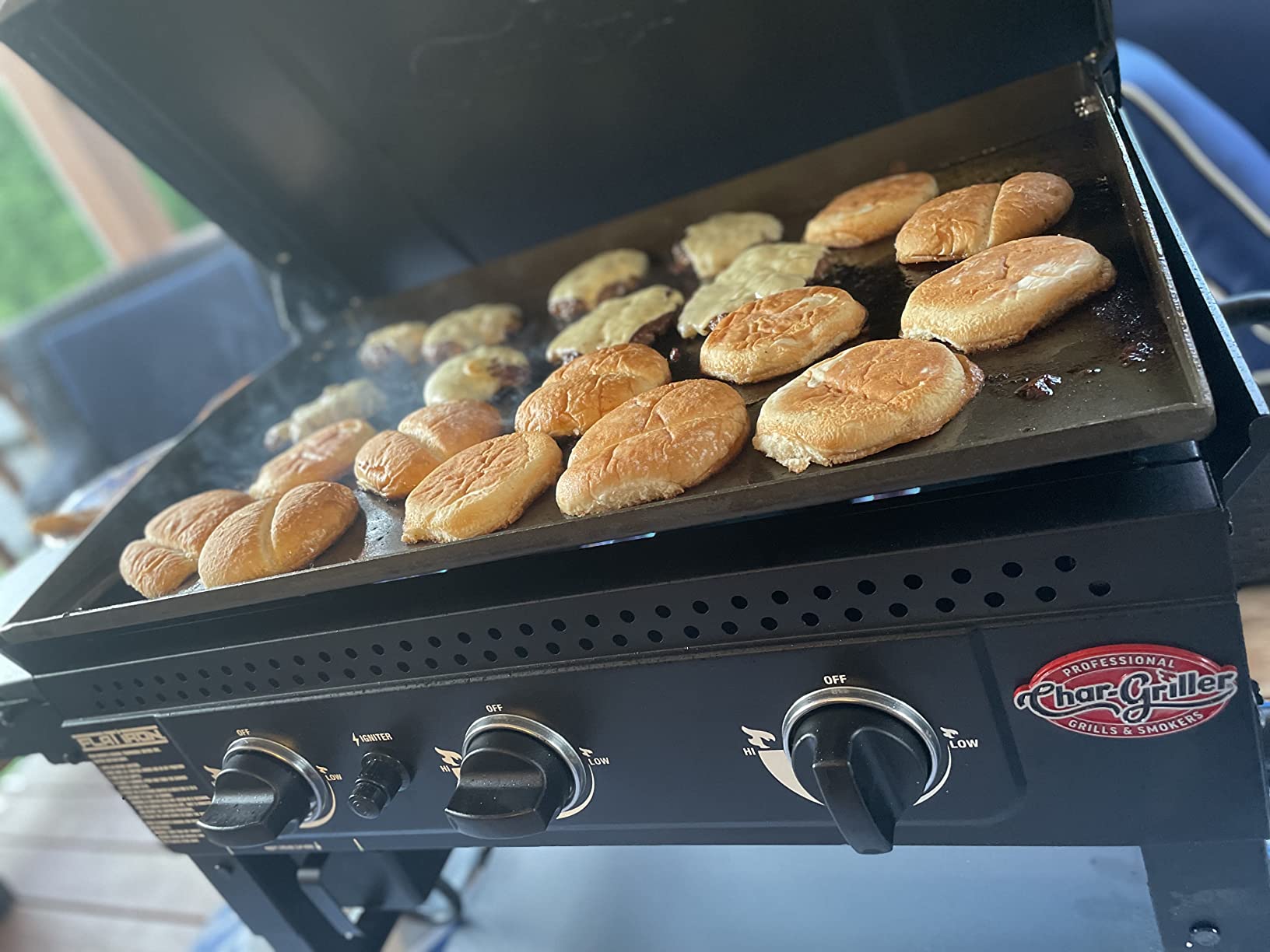 Char-Griller Flat Iron 3-Burner Propane Gas Flat-Top Griddle with Steel Griddle Top, Hinged Lid and Wind Guards, 520 Sq. In. customer photo 1