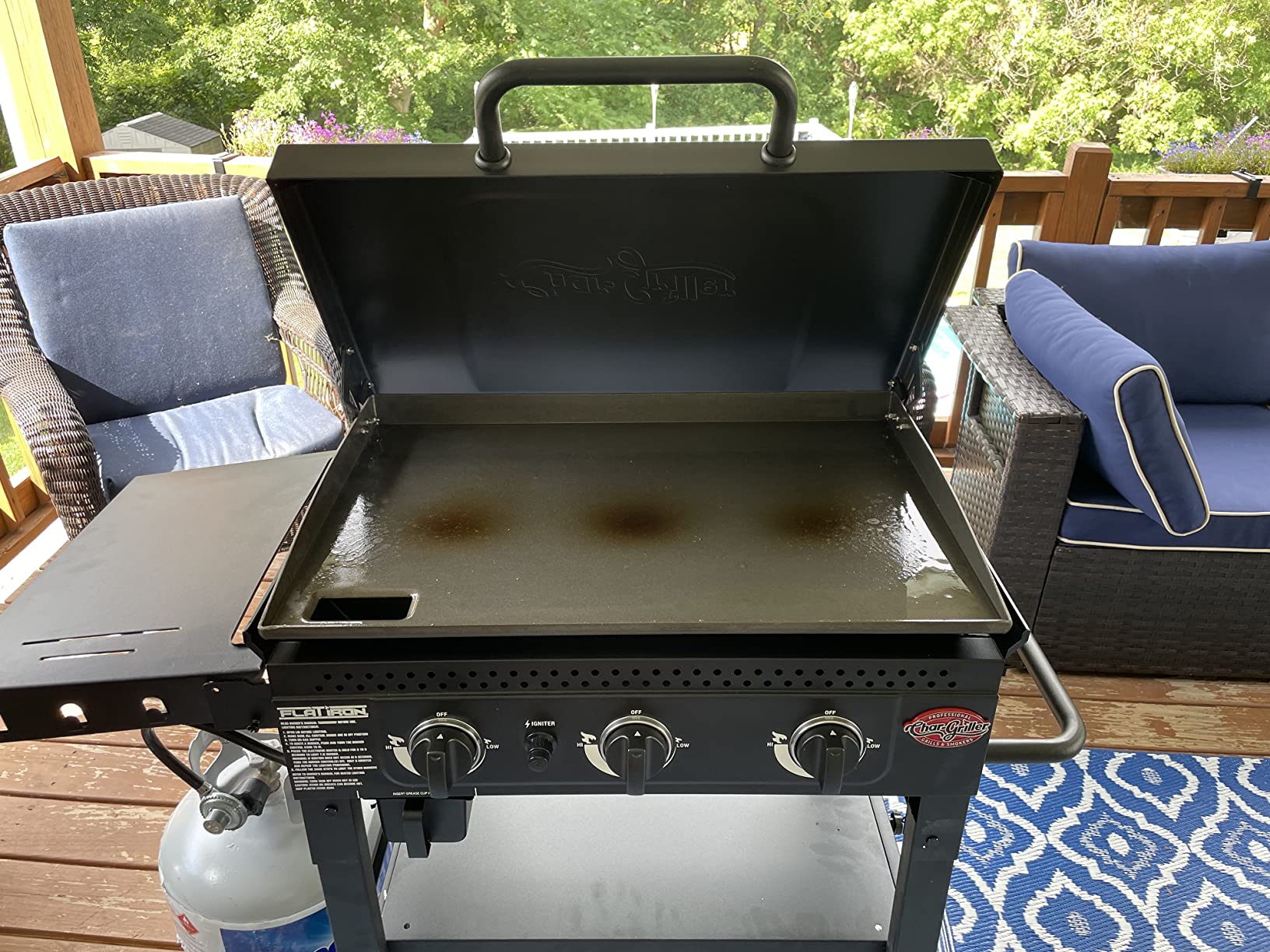Char-Griller Flat Iron 3-Burner Propane Gas Flat-Top Griddle with Steel Griddle Top, Hinged Lid and Wind Guards, 520 Sq. In. customer photo 2