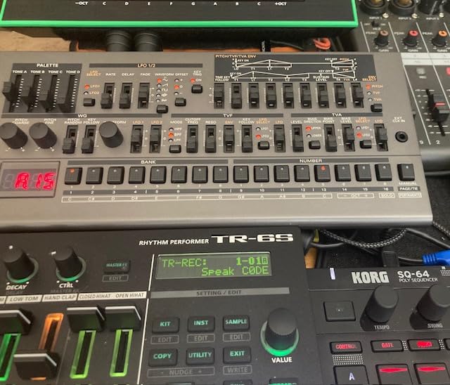 Roland JD-08 Tabletop Sound Module Boutique Synthesizer - Compact, Lightweight, Modern with New Effects and Polyphonic Sequencer customer photo 1