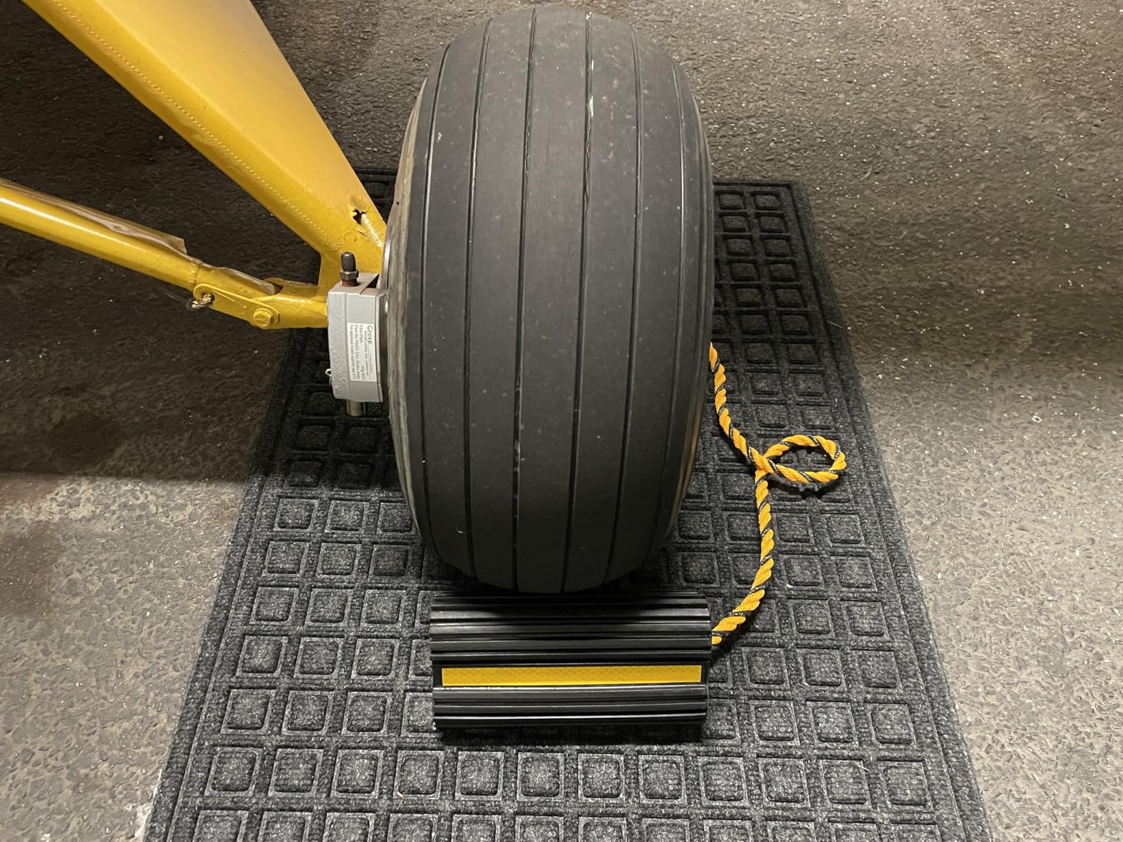 HOXWELL 2 Pair Rubber Heavy Duty Dual Wheel Chocks Front and Back, RV Leveling Blocks Non Slip Base with Nylon Rope Yellow Reflective Tape for Travel Trailers, Car, Camper, Truck (4 Pack) customer photo 2