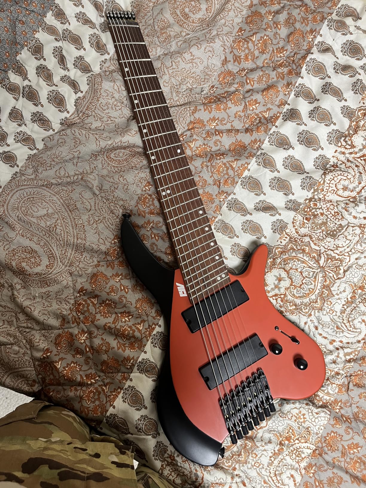 IYV IEHLFF8-300 Multi-Scale Headless 8 String, Red Black customer photo 2