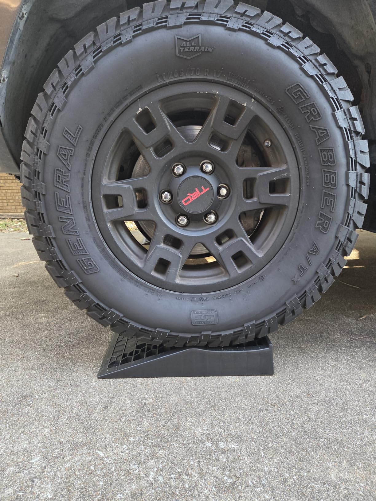 HOXWELL Portable Car Ramps for Oil Changes High Lift, Heavy Duty Low Profile Car Ramps for Jack Support, Vehicle Ramps for Garage, 31.5''x8.1''x4.9'', GVW 10000 LBS, 2PCS customer photo 1