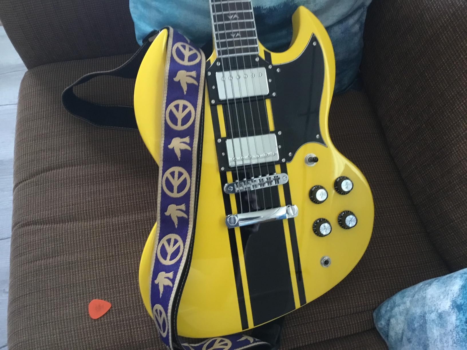 WestCreek RACER Solid Body Electric Guitar, Double Cut guitar, Rounded End Frets, Bone nut, Rosewood Fingerboard, Mahogany Body (Bumble-B) customer photo 2