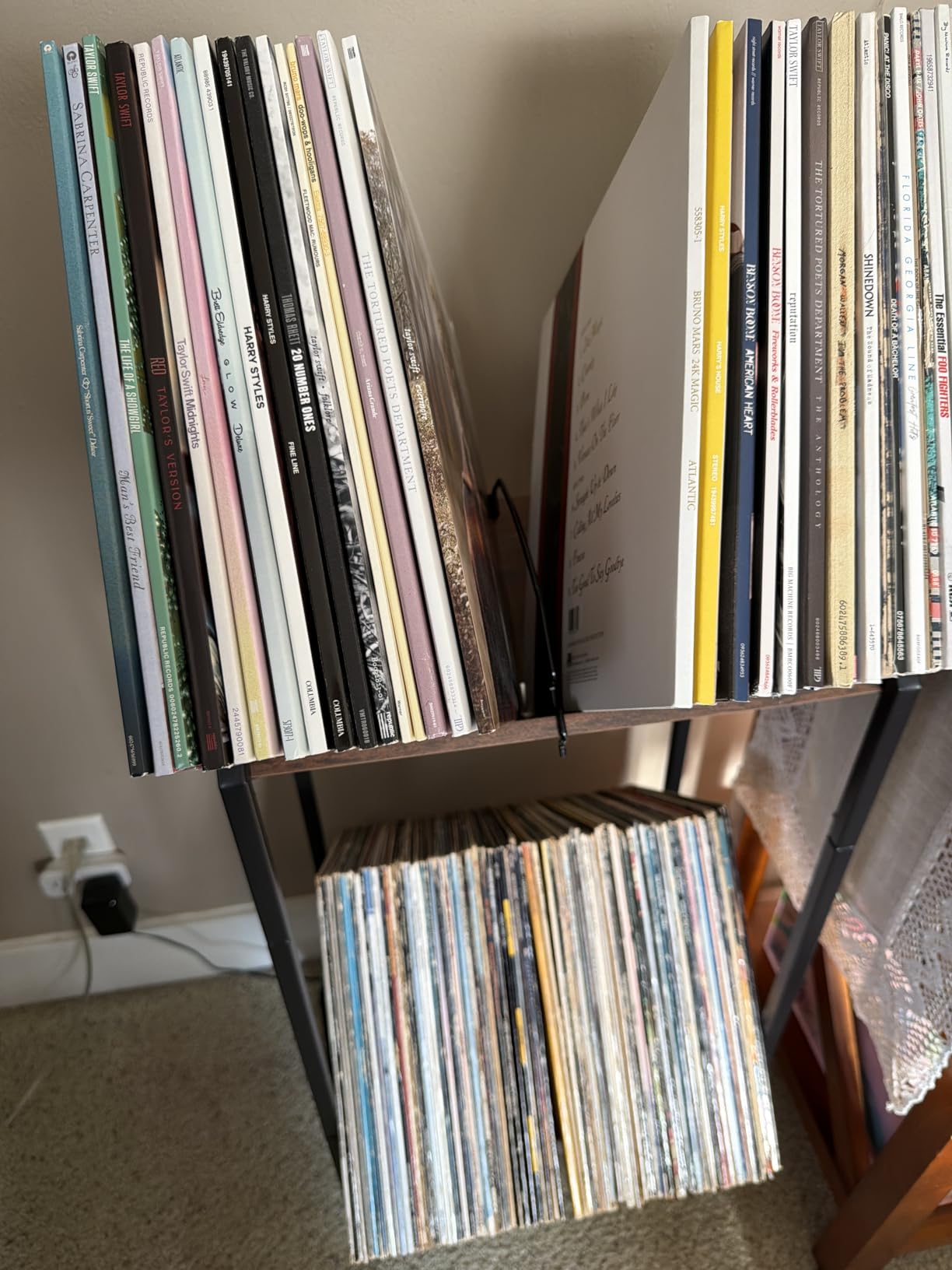 2-Tier Vinyl Record Storage, Metal Vinyl Record Holder for 160-200 LP Storage, Vintage Design Record Shelf for Albums Books Magazines Files, Matte Black customer photo 1