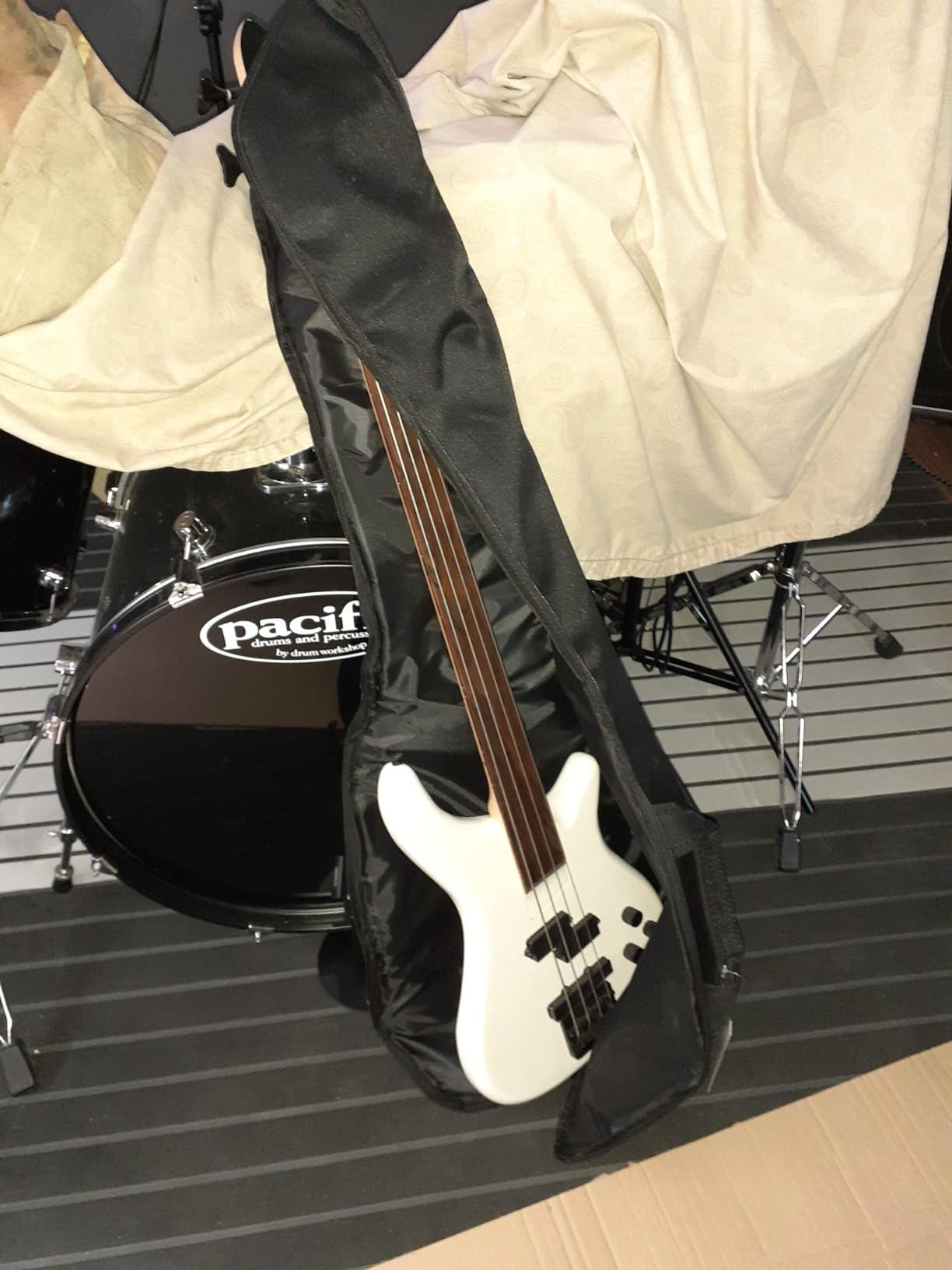 Fender Electric Bass Gig Bag, Padded Guitar Case with a Comfortable Two-Piece Handle and Ergonomic Backpack Straps, Black customer photo 1