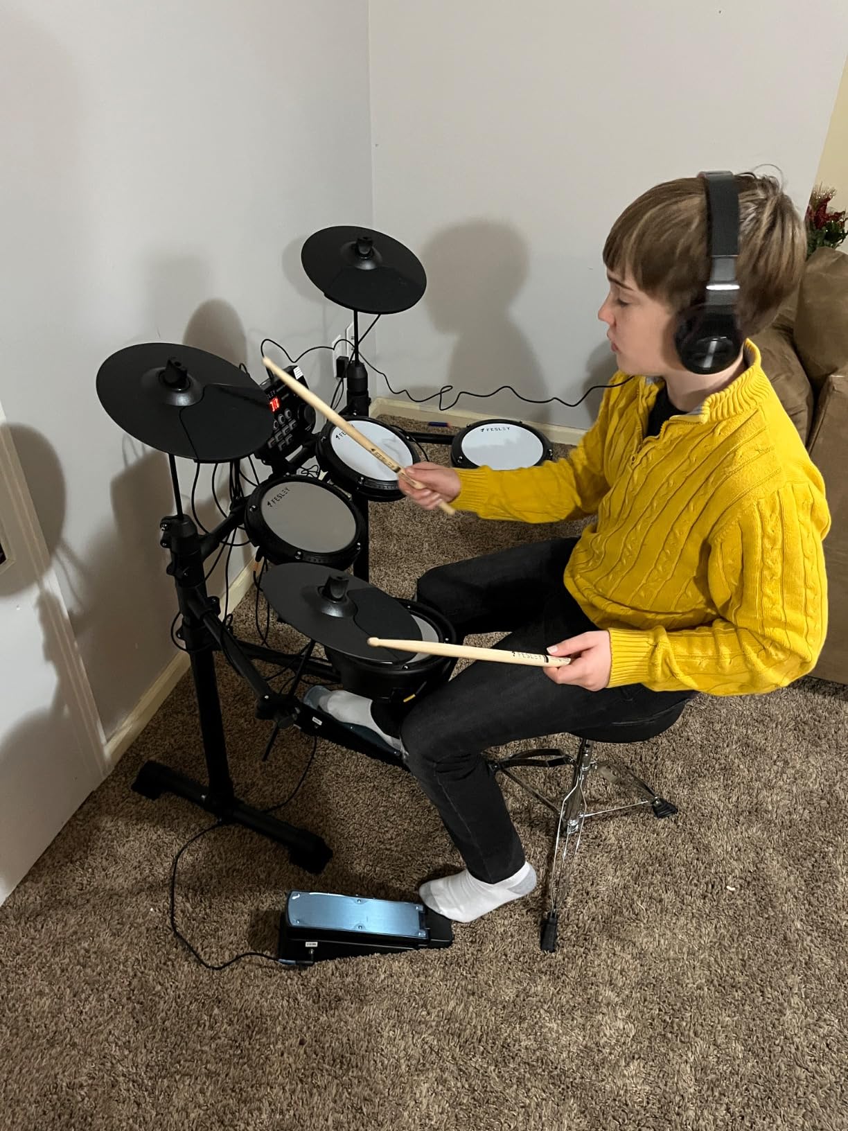Fesley FED150 Electric Drum Set: Dual Zone Snare Drum, 2 Cymbals w/Choke, 200 Sounds, 4 Quiet Mesh Drum Pads, Electronic Drum Set for Beginner, Bluetooth, MIDI, Throne, Headphone, Drum Sticks customer photo 2