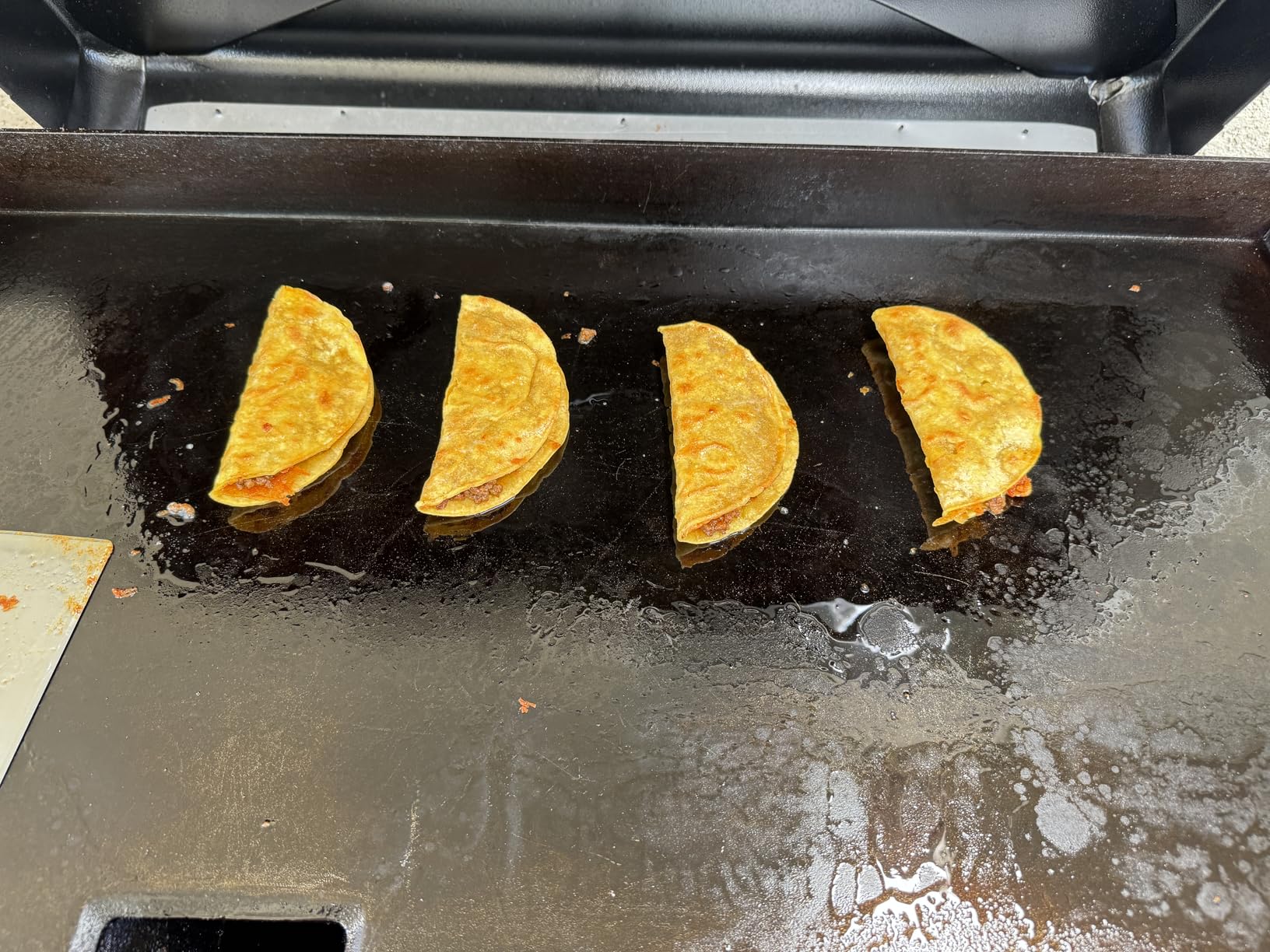 Traeger Grills Flatrock, 33 Inch Flat Top Griddle, Outdoor Gas Grill with 3-Zone TruZone Cooking, Even Heat, Fuel Sensor, and EZ-Clean Grease Management, Premium Propane Griddle customer photo 2