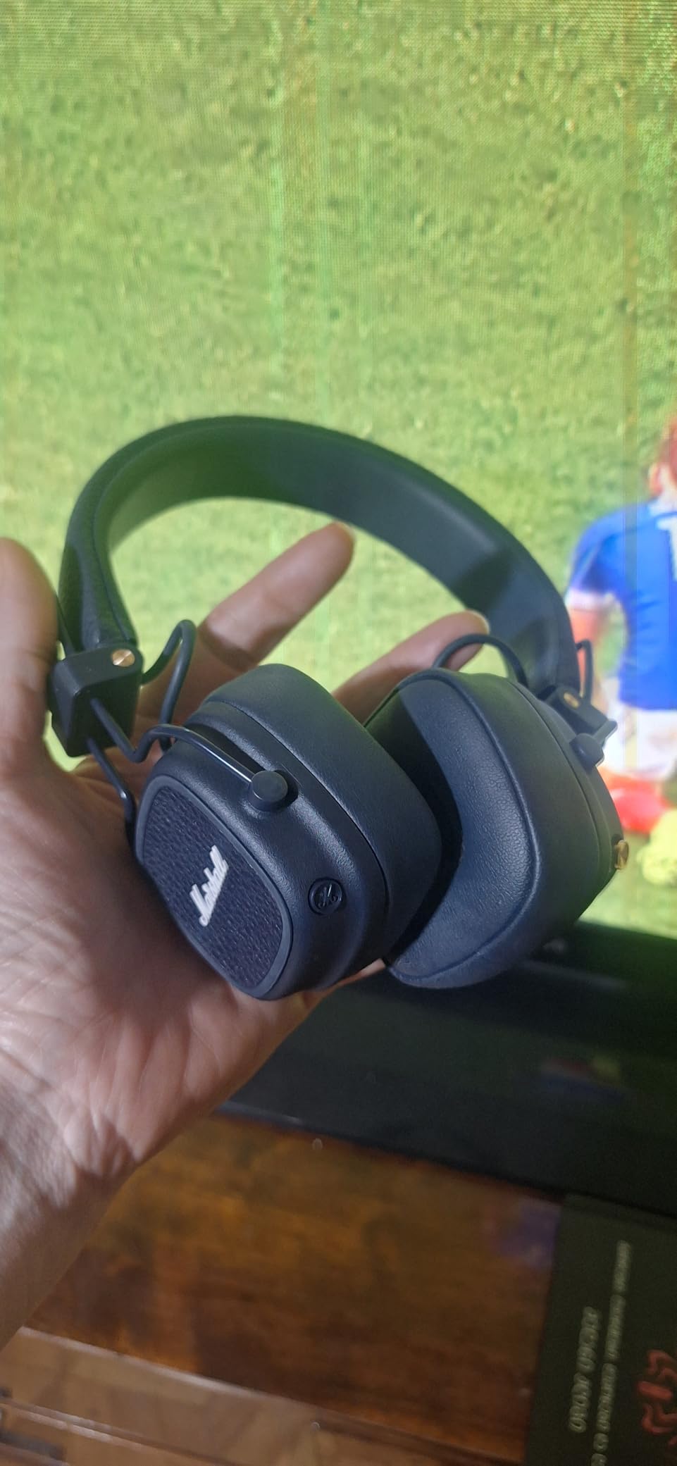 Marshall Major V On-Ear Wireless Bluetooth Headphones - Black customer photo 1