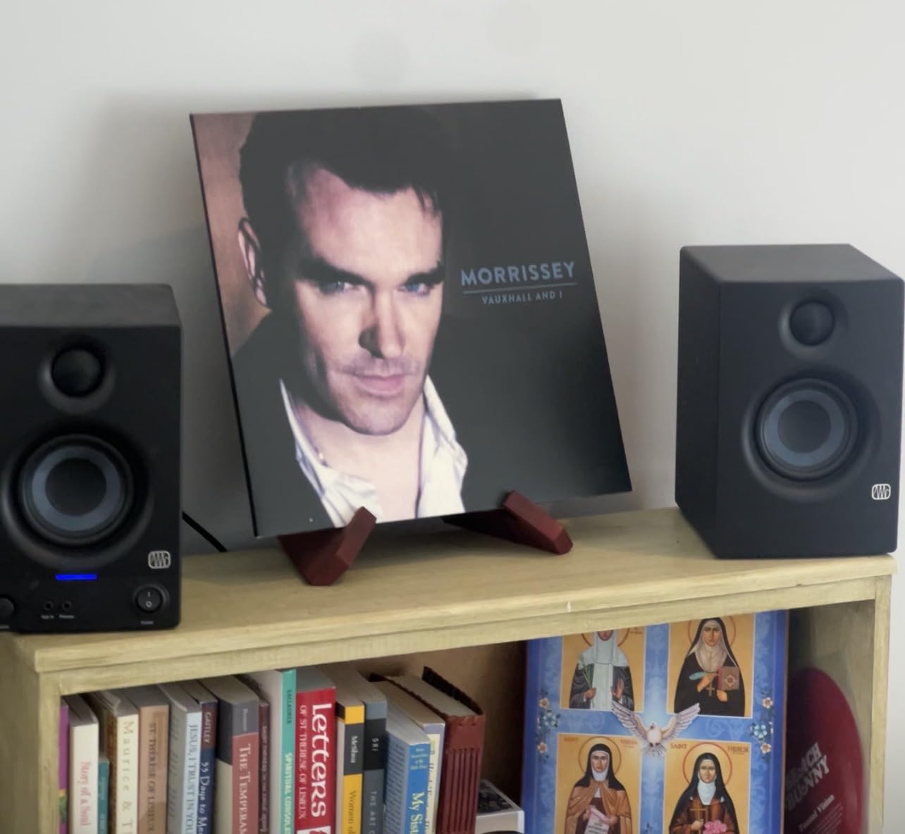 PUERSI Now Playing Vinyl Record Stand, Wooden Display Vinyl Holder Stand, Retro Now Spinning Record Accessories - Rustic Brown customer photo 2