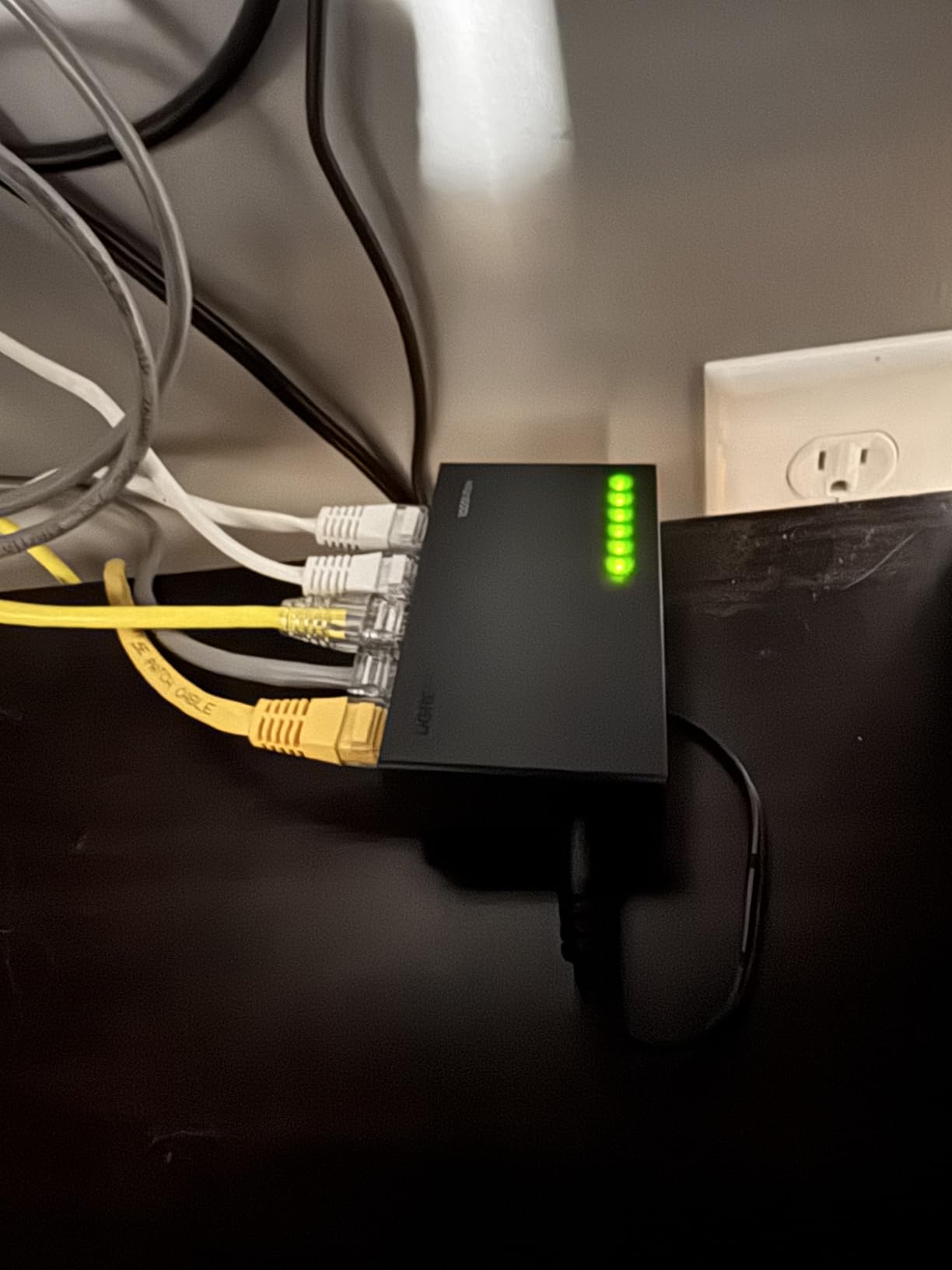 UGREEN Ethernet Switch, 5 Port Gigabit Ethernet Splitter, Plug & Play, Wall Mount & Desktop Network Switch Hub, Unmanaged, Compact, with LED, Fanless Quiet, for Internet Cable, Laptop, Router, NAS customer photo 1