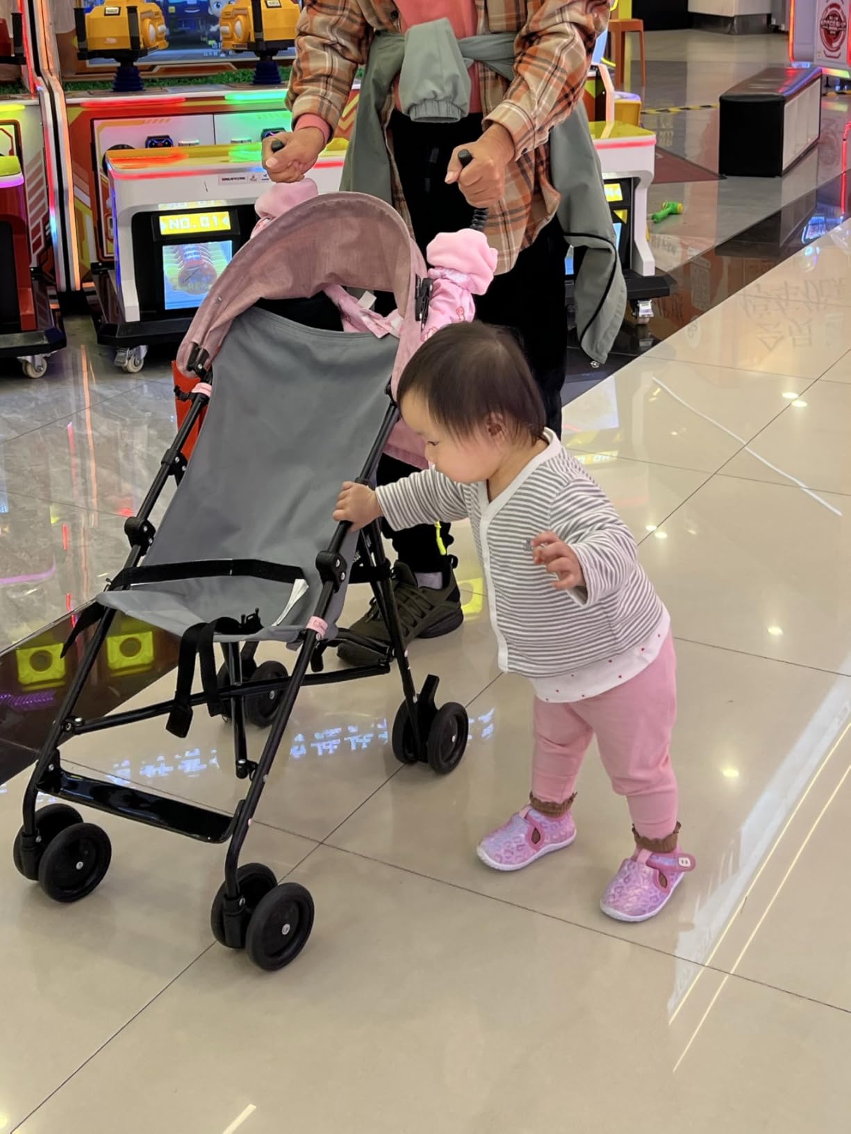 Dream On Me Aero Travel Umbrella Stroller, One-Hand Quick Fold, 3-Point Safety Harness, Dual Brakes, Adjustable Removable Canopy, Lightweight Compact & Space-Saving, for 6 to 36 Months - Black customer photo 2