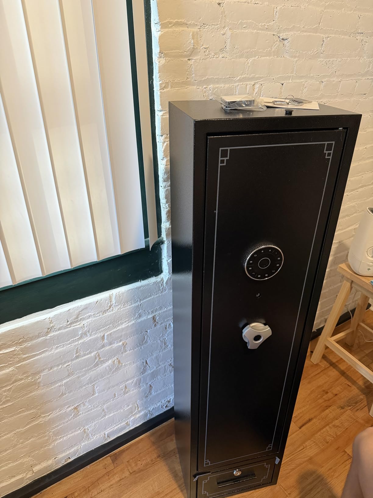 KAER 5-6 Gun Safe, Gun Safes for Rifle and Pistols, No Assembly Gun Cabinets, Rifle Safe, GunSafes for Rifle and Shotguns, Gun Safes & Cabinets with Drawer, Indoor Gun Rack, Removable Shelf (L) customer photo 2