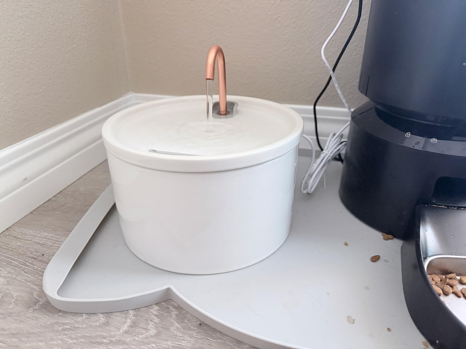 MISFANS Ceramic Cat Water Fountain - 2.1L/71oz - All-Ceramic Body & Pure Copper Water Spout - Non-Toxic - Automatic Pet Drinking Fountain Indoor with Ultra-Quiet Pump (White) customer photo 2