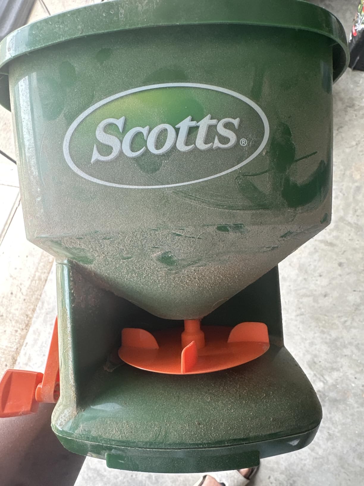 Scotts Whirl Hand-Powered Spreader - for Grass Seed, Lawn Fertilizers, Salt, and Ice Melt, Handheld Spreader Holds up to 1,500 sq. ft. of Product customer photo 1