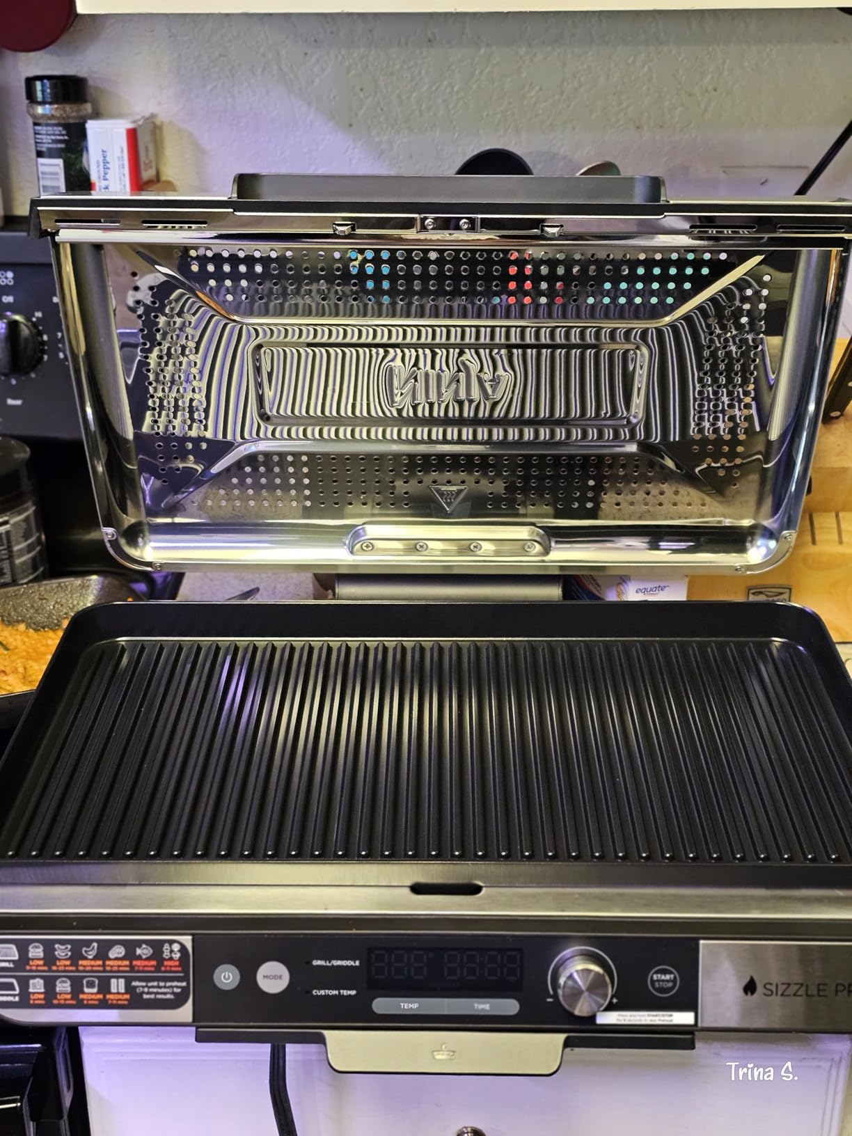 Ninja Sizzle Pro XL 20-Inch Indoor Griddle + Grill, Detachable Ventilated Lid, Grease Control, Ceramic Nonstick Plates, Even Edge Cooking, Extra Large Capacity, Versatile, Silver, GX101 customer photo 2