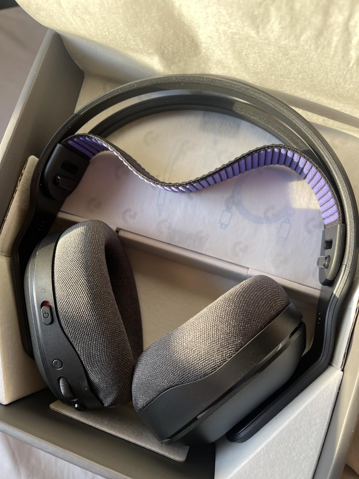Logitech G522 Lightspeed Wireless Gaming Headset, Full-Band Mic, Advanced Audio, Tri-Connect (Lightspeed, Bluetooth, USB A to C), LIGHTSYNC RGB, for PC & Nintendo Switch/Switch 2 customer photo 1