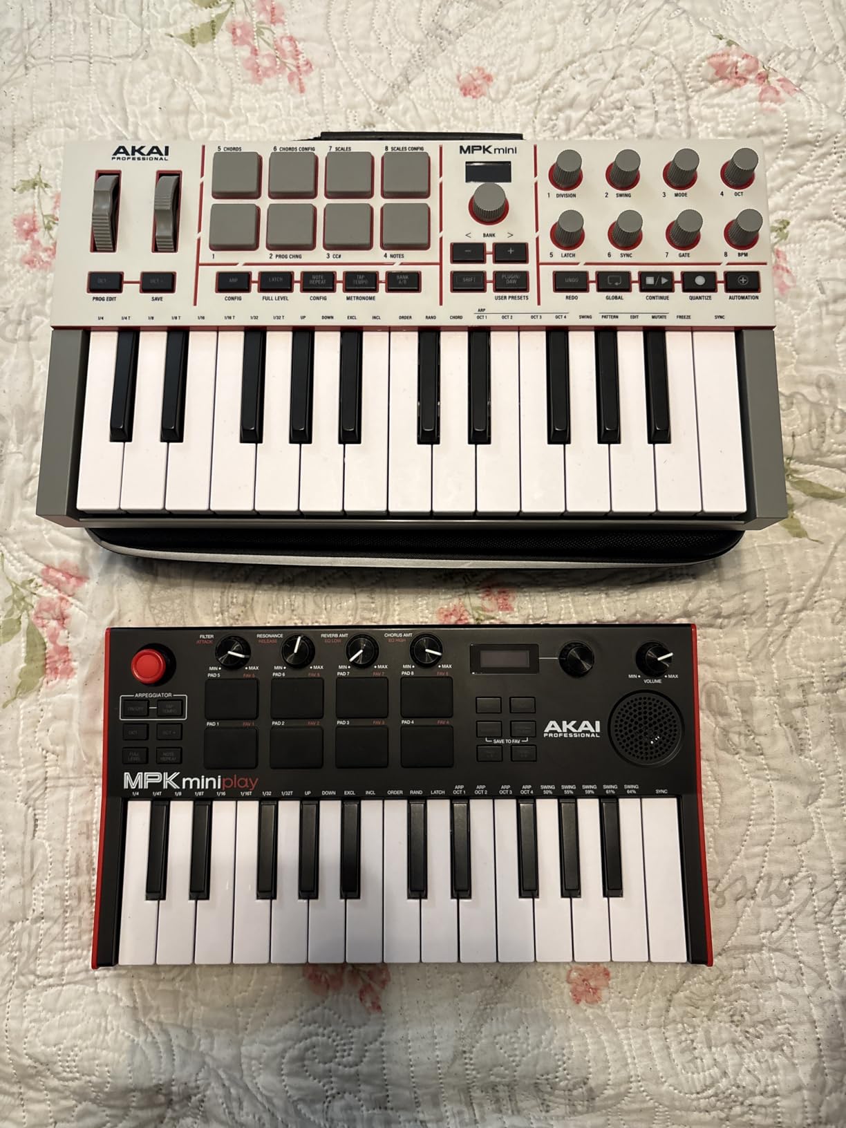 Akai Professional MPK Mini IV USB-C MIDI Keyboard Controller for Beginners and Producers - MPC Drum Pads, 360° Knobs, Pitch and Mod Wheels, Production Software, Native Instruments Sound Package, Black customer photo 2