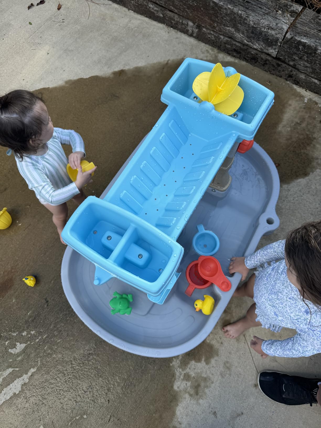 Step2 Rain Showers & Flow Kids Water Table, Outdoor Toddler Activity Table, 15-Piece Accessory Set, Ages 1.5+ Years Old, Multicolor customer photo 1