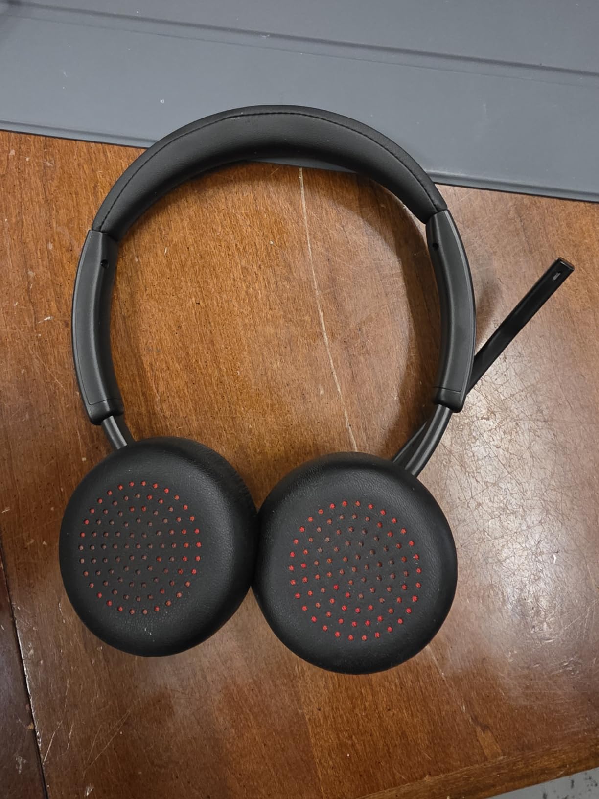 Mopchnic Wireless Headset with Noise Cancelling Microphone, On-Ear Bluetooth Headset with USB Dongle, Mute Function & Charging Base, Wireless Headphones for Work from Home and Call Center (Black) customer photo 2