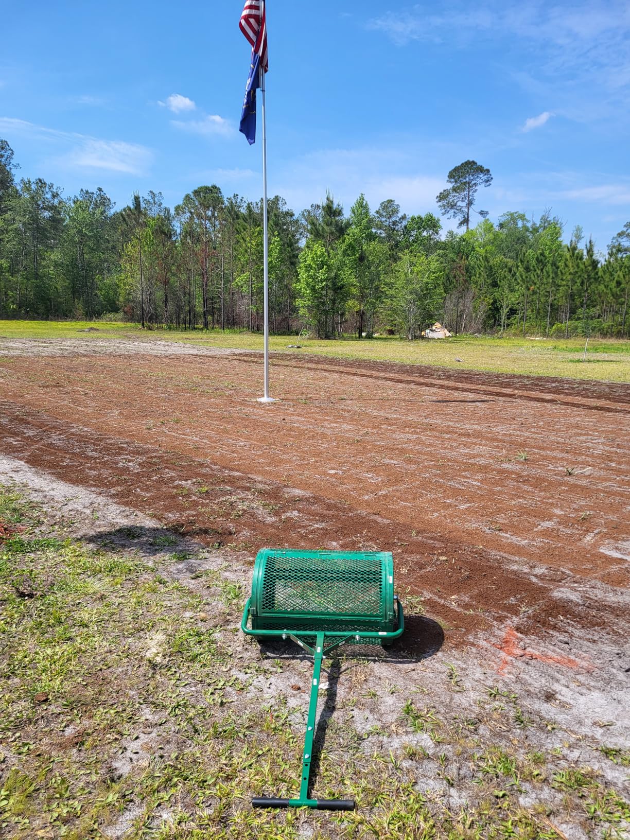 VEVOR Broadcast Spreader, 50LBS Capacity, Drop Spreader with Hopper Grate, 18 in Spreading Width & 30 Settings, 10 in All Terrain Tires, Garden & Lawn Spreaders for Seed, Fertilizer customer photo 1