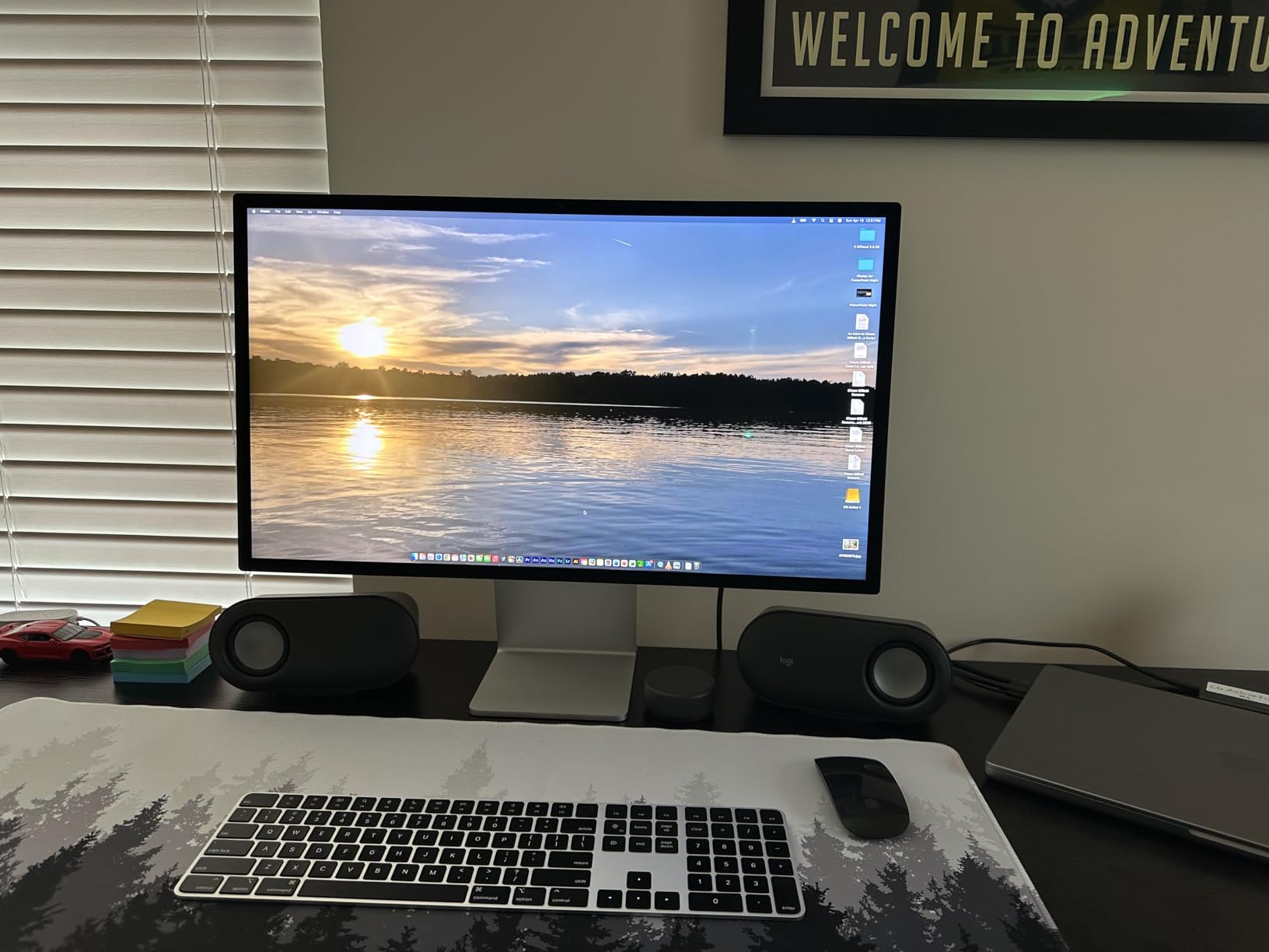 Apple Studio Display: Standard Glass, Tilt-Adjustable Stand - 27-inch 5K Retina Display customer photo 1