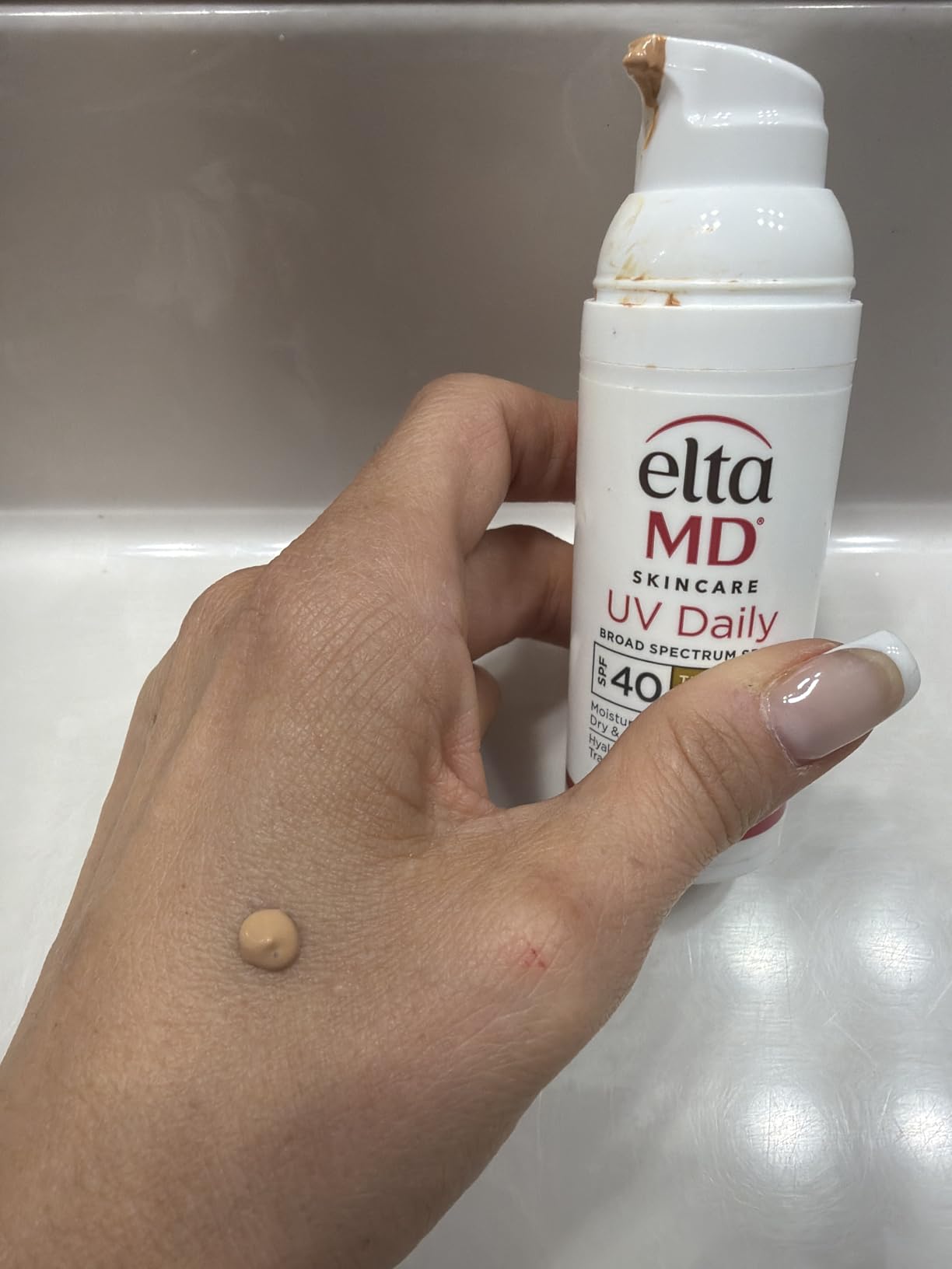 EltaMD UV Daily Face Sunscreen with Transparent Zinc Oxide and Hyaluronic Acid, Moisturizes and Protects, Great for Dry, Combination, and Normal Skin customer photo 1