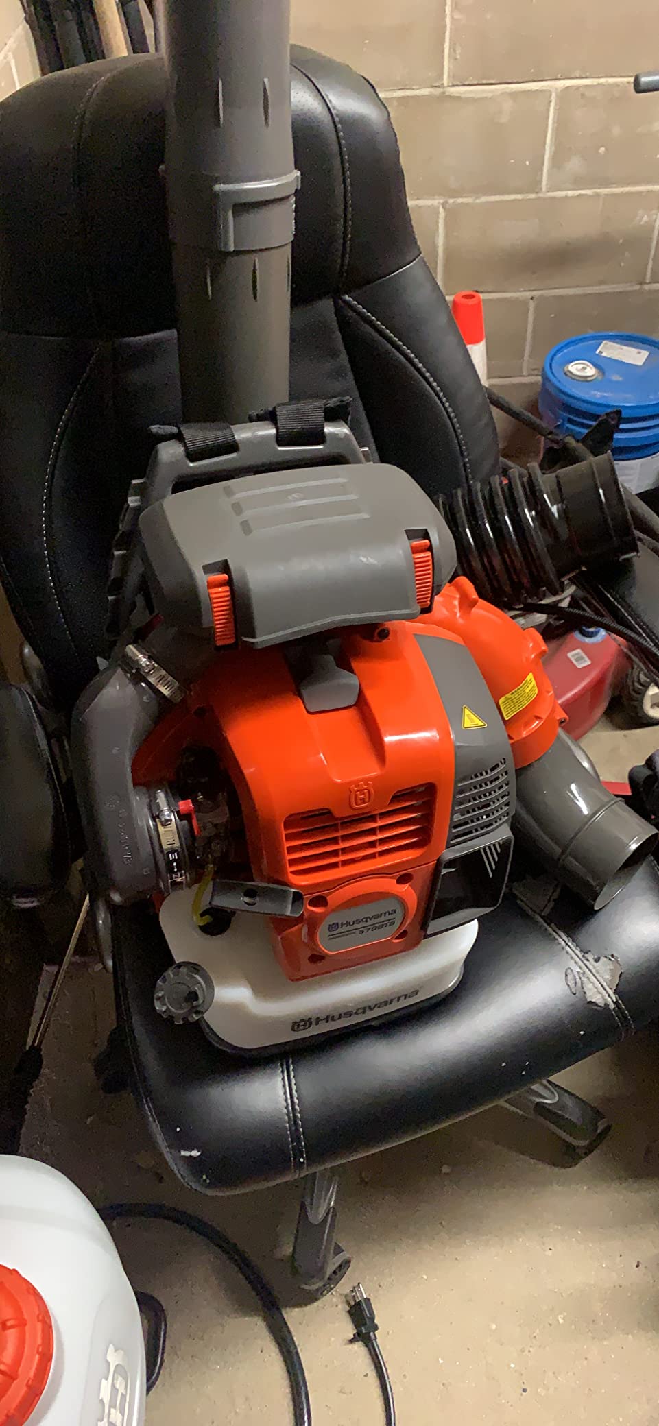 Husqvarna 570BTS Backpack Leaf Blower, 66-cc 4-HP 2-Cycle Gas Leaf Blower, 972-CFM, 236-MPH, 37-N Powerful Clearing Performance and Ergonomic Design customer photo 1