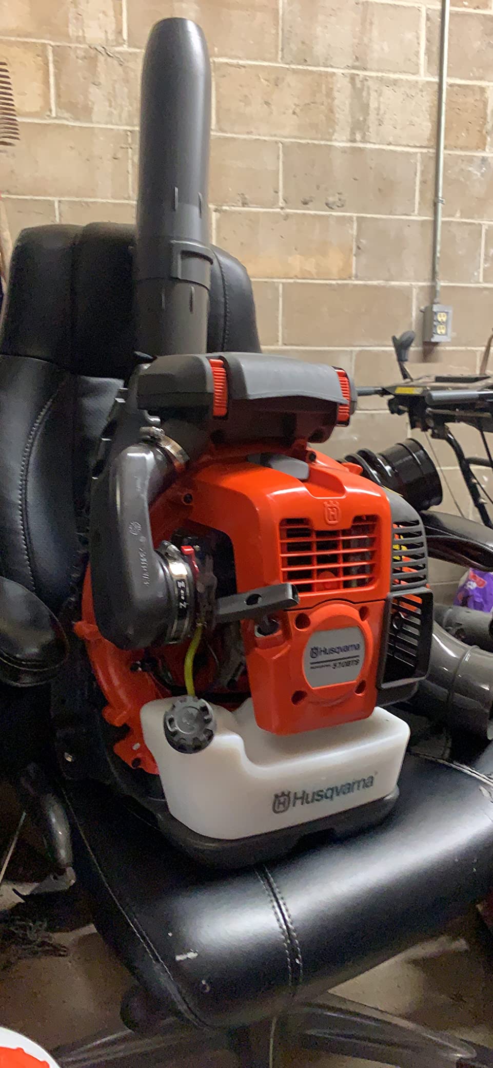 Husqvarna 570BTS Backpack Leaf Blower, 66-cc 4-HP 2-Cycle Gas Leaf Blower, 972-CFM, 236-MPH, 37-N Powerful Clearing Performance and Ergonomic Design customer photo 2