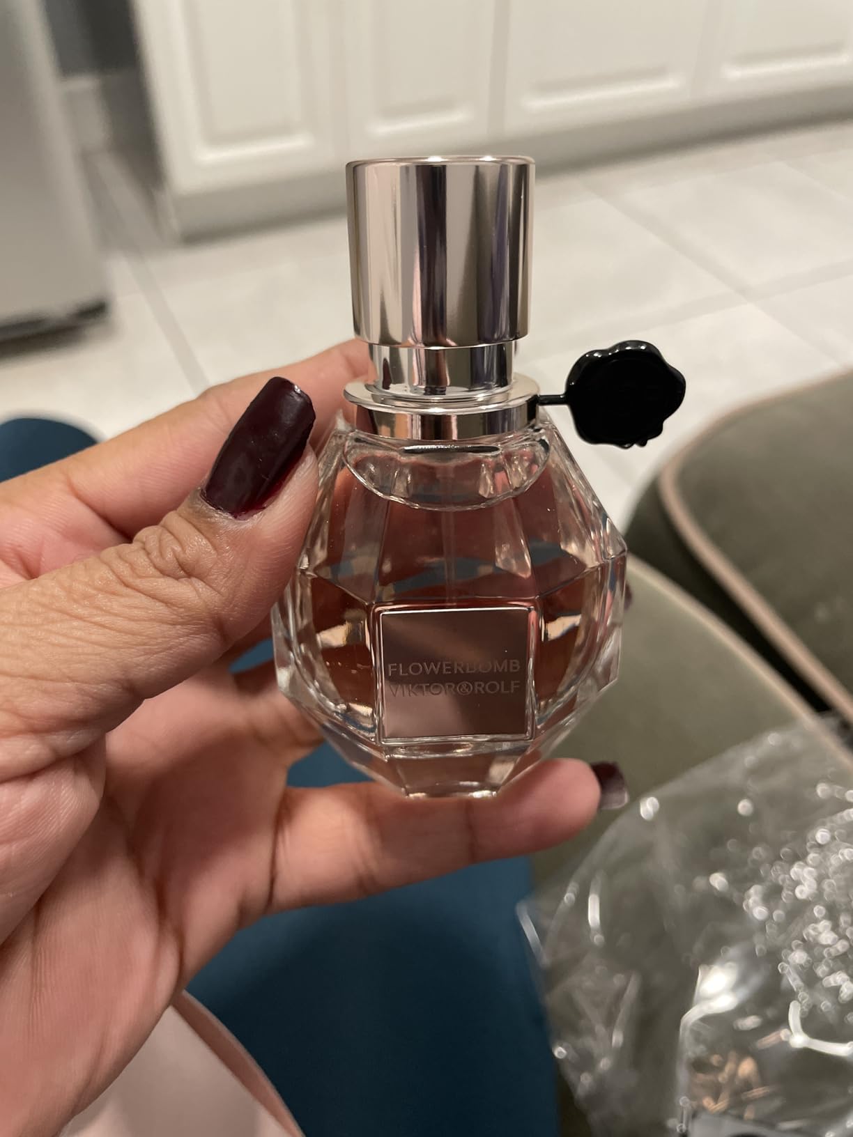 Viktor&Rolf Flowerbomb Eau de Parfum - Women's Perfume - Floral & Woody - With Notes of Rose, Peony & Patchouli customer photo 2