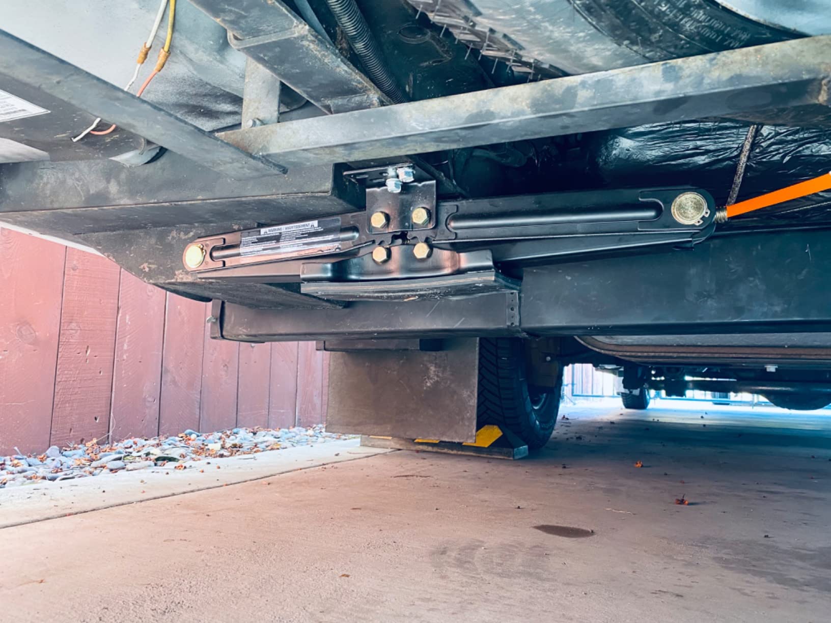 Camco EAZ-Lift 24-inch Stabilizing RV Scissor Jacks - Features a 7,500 lb Load Capacity - Heavy-Duty Steel Construction - Set of 2 (48830) customer photo 1