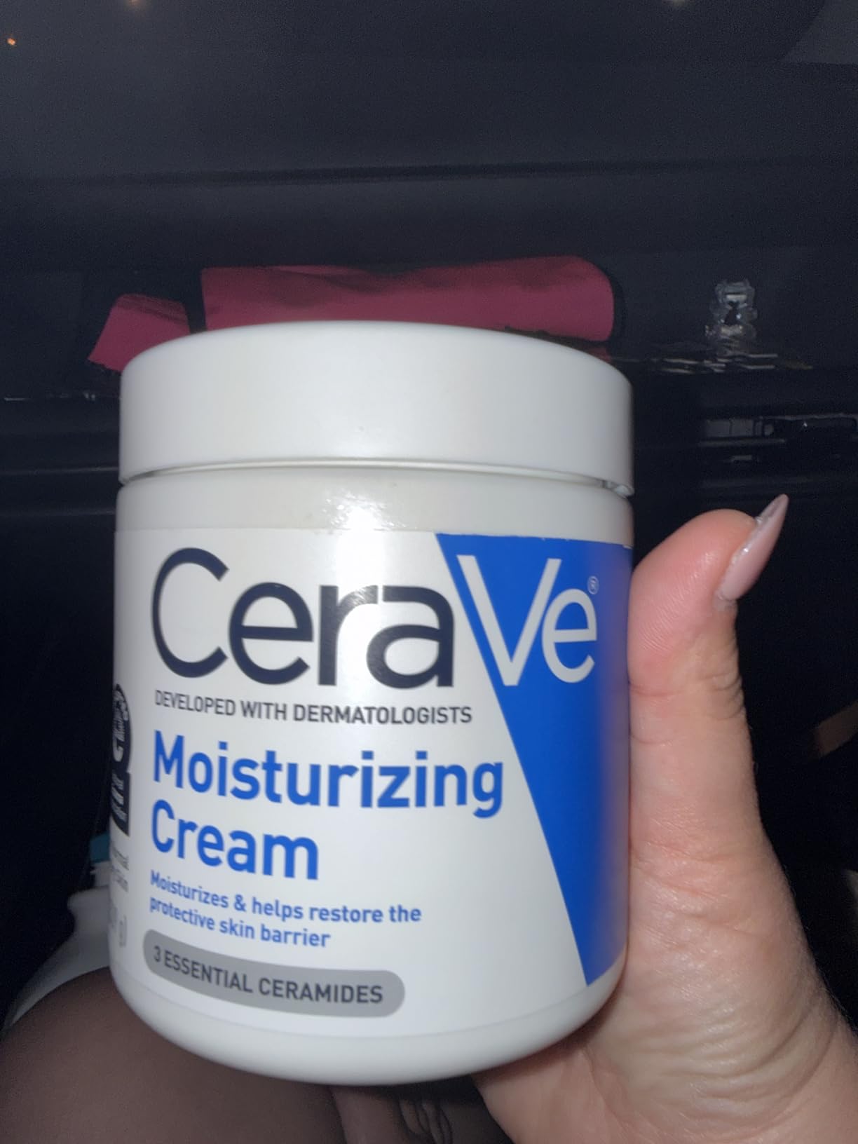 CeraVe Moisturizing Cream, Body and Face Moisturizer for Dry Skin with Hyaluronic Acid and Ceramides, Oil-Free, Fragrance Free, Non-Comedogenic, 19 Ounce customer photo 1