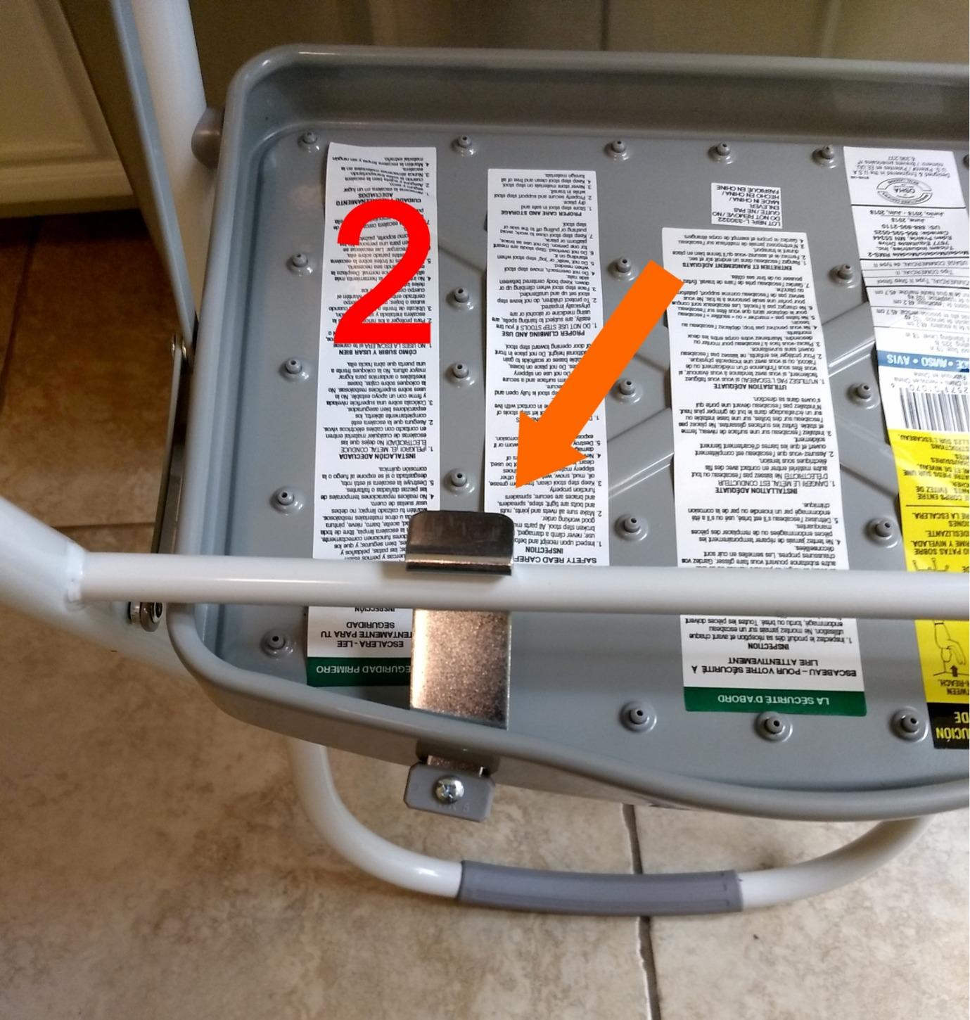 Rubbermaid 3-Step Steel Ladder with Project Tray, Folding Step Stool with Hand Grip and Non-Slip Feet, White, Tested to ANSI US Safety Standards, No Assembly Required (Amazon Exclusive) customer photo 1