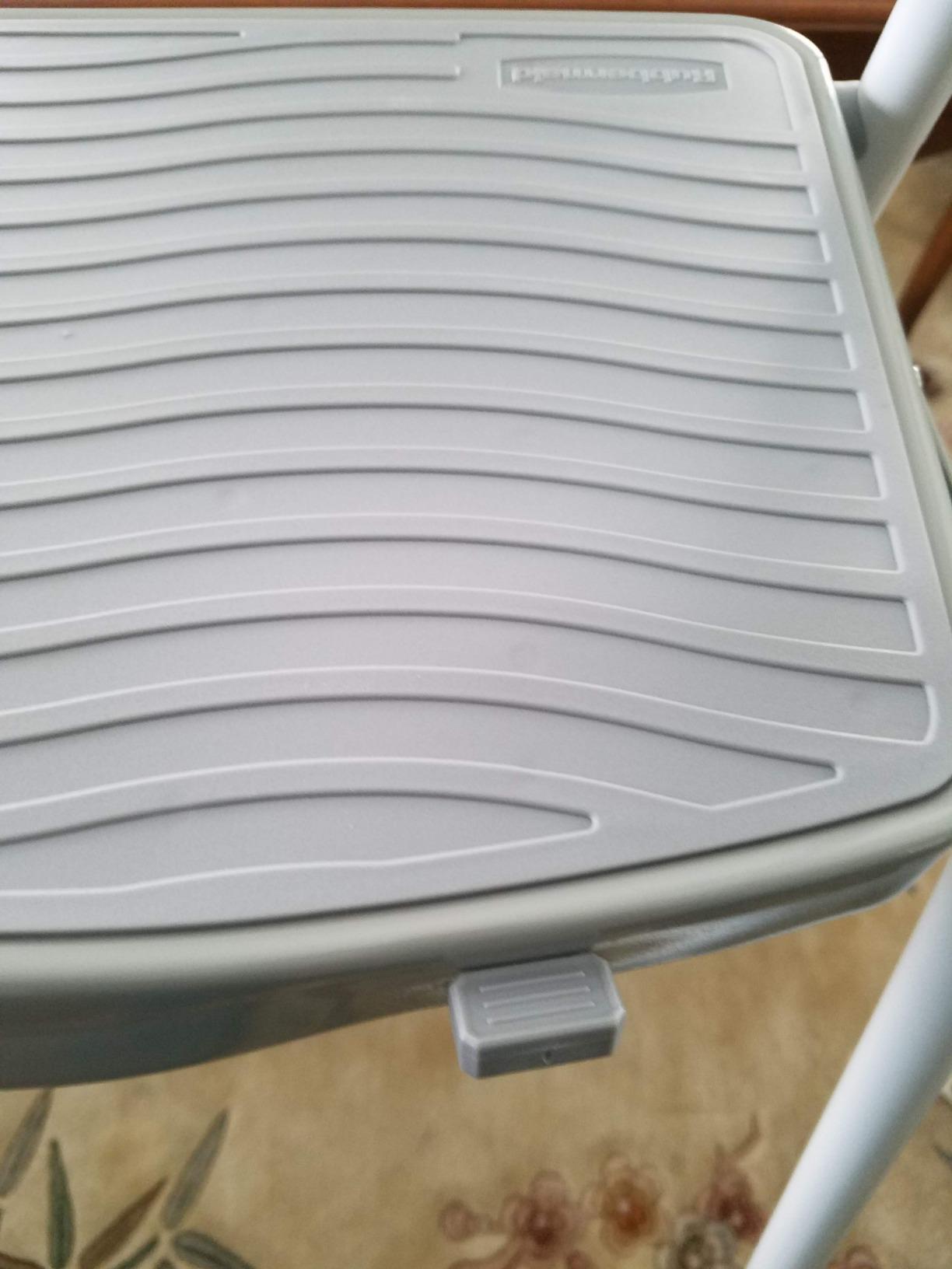 Rubbermaid 3-Step Steel Ladder with Project Tray, Folding Step Stool with Hand Grip and Non-Slip Feet, White, Tested to ANSI US Safety Standards, No Assembly Required (Amazon Exclusive) customer photo 2