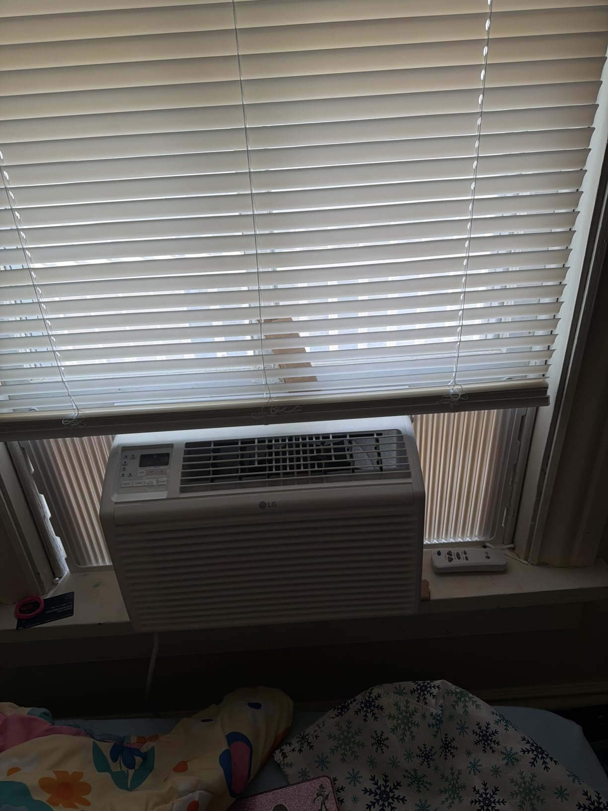 LG 6,000 BTU Window Air Conditioner, 115V, Cools 250 Sq.Ft. for Bedroom, Den, Living Room, Quiet Operation, with Remote, 2 Cooling & Fan Speeds, 2-Way Air Deflection, Auto Restart, White customer photo 1