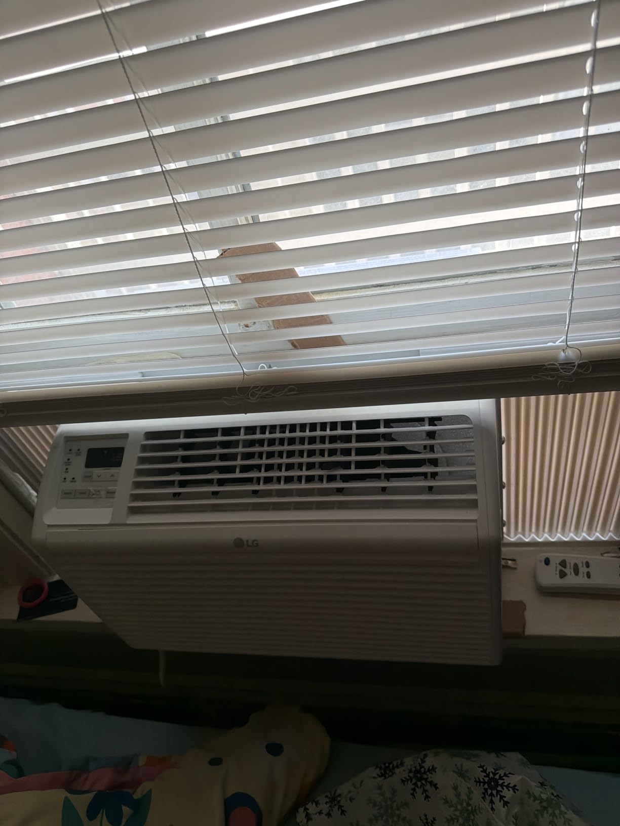 LG 6,000 BTU Window Air Conditioner, 115V, Cools 250 Sq.Ft. for Bedroom, Den, Living Room, Quiet Operation, with Remote, 2 Cooling & Fan Speeds, 2-Way Air Deflection, Auto Restart, White customer photo 2