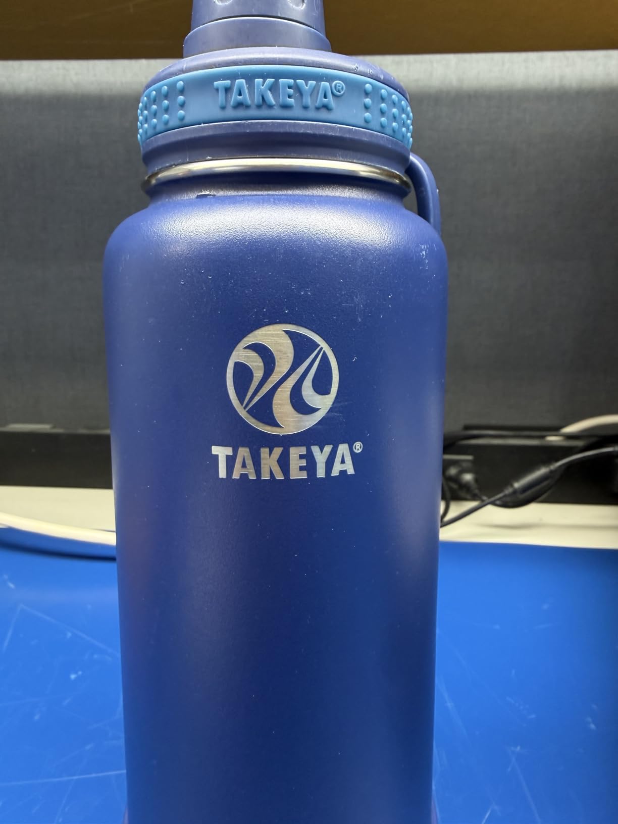 Takeya Actives Stainless Steel Water Bottle, Insulated Spout Lid, Keeps Drinks Cold 24 Hrs, Leakproof, Durable, Dishwasher Safe, Ideal for Gym, Travel, Fits Most Cup Holders, 24 oz/Onyx customer photo 2