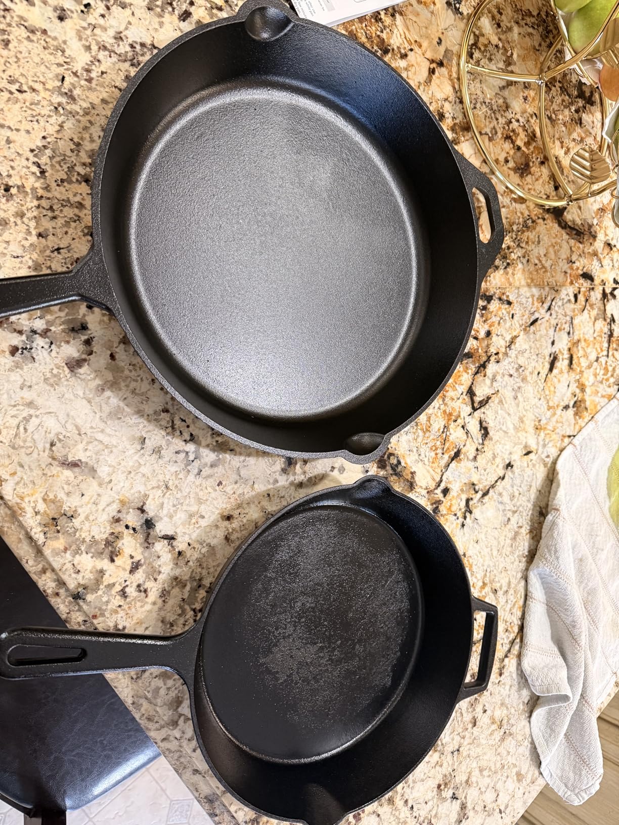 Amazon Basics Pre-Seasoned Cast Iron Skillet, Oven Safe, Even Heating, Heat Distribution, Stove Compatible, Heavy-Duty, 15-Inch, Black customer photo 2