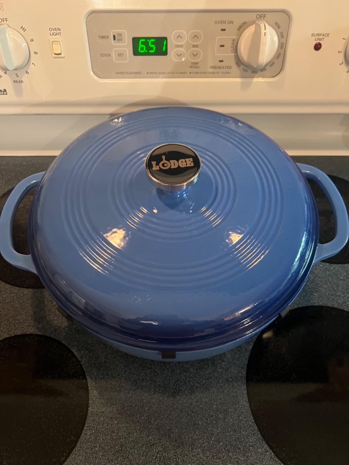 Amazon Basics Pre-Seasoned Cast Iron Dutch Oven Pot with Lid and Dual Handles, 7-Quart, Round, Black customer photo 1