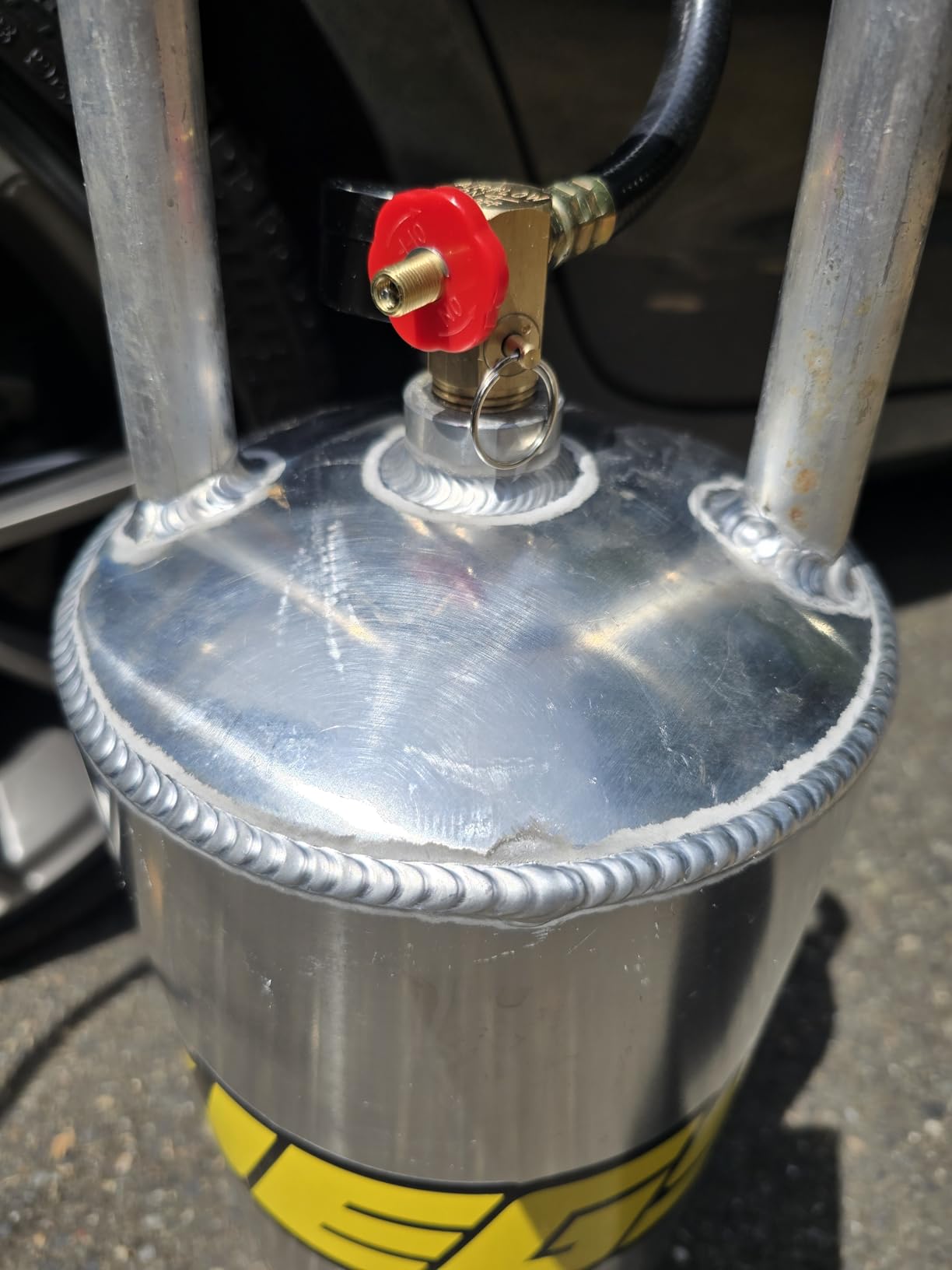 JEGS Portable Aluminum Air Tank | 3 Gallon Capacity | Vertical Design | Overall Height 24in. | Maximum 125 PSI | Includes Gauge, 36in. Hose, and Pressure Relief Valve customer photo 1